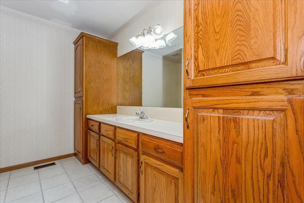 323 N Bay Country Ct, Wichita, Kansas image 20