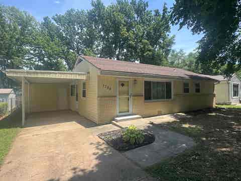 Homes For Sale - 1706 Mound St<br/> Winfield, KS 67156