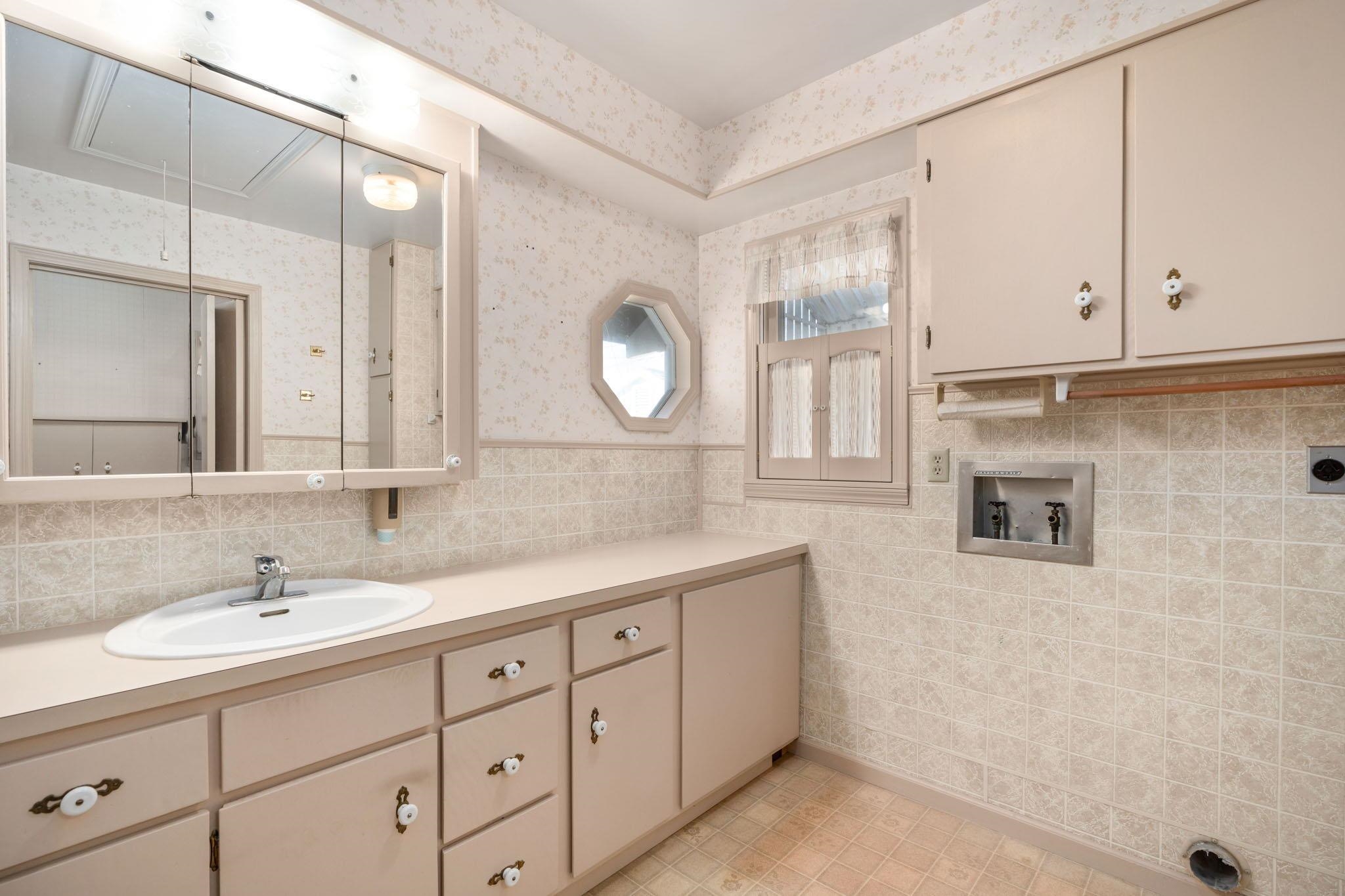 Wichita, Kansas 67216, United States, 3 Bedrooms Bedrooms, ,2 BathroomsBathrooms,Residential,Pending,67526