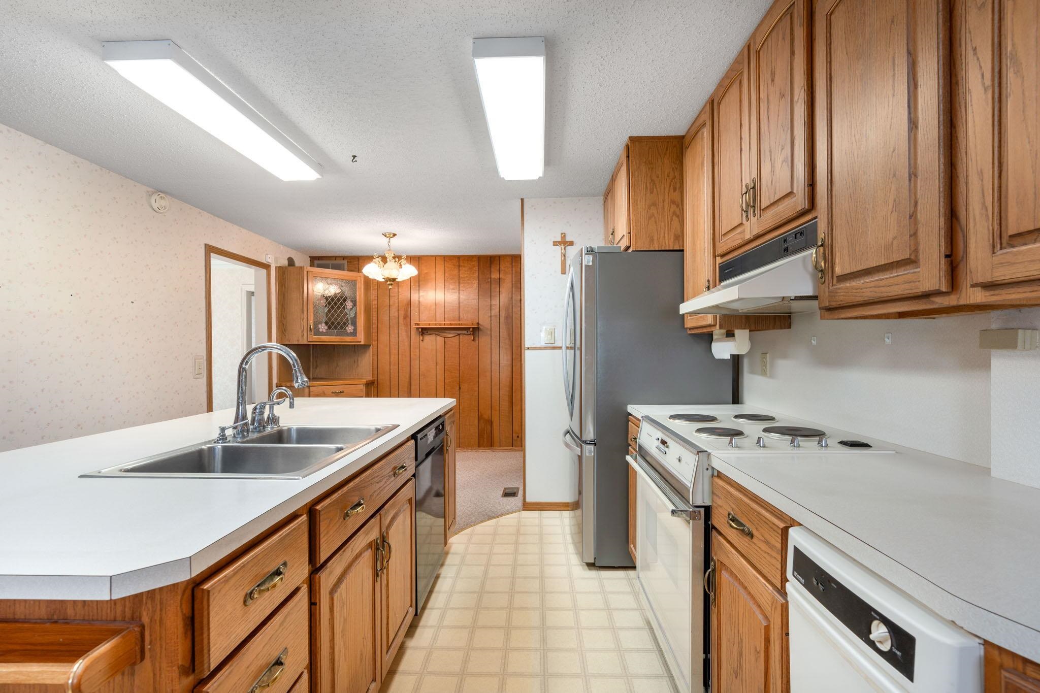 Wichita, Kansas 67216, United States, 3 Bedrooms Bedrooms, ,2 BathroomsBathrooms,Residential,Pending,67526