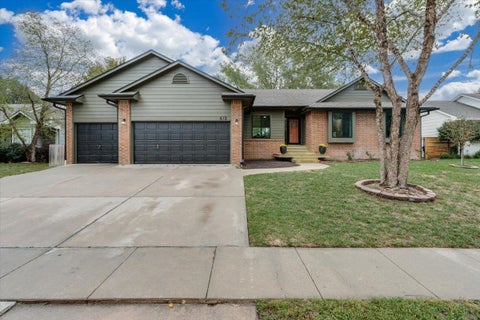 Homes For Sale - 612 N Ridgehurst Street<br/> Wichita, KS 67230