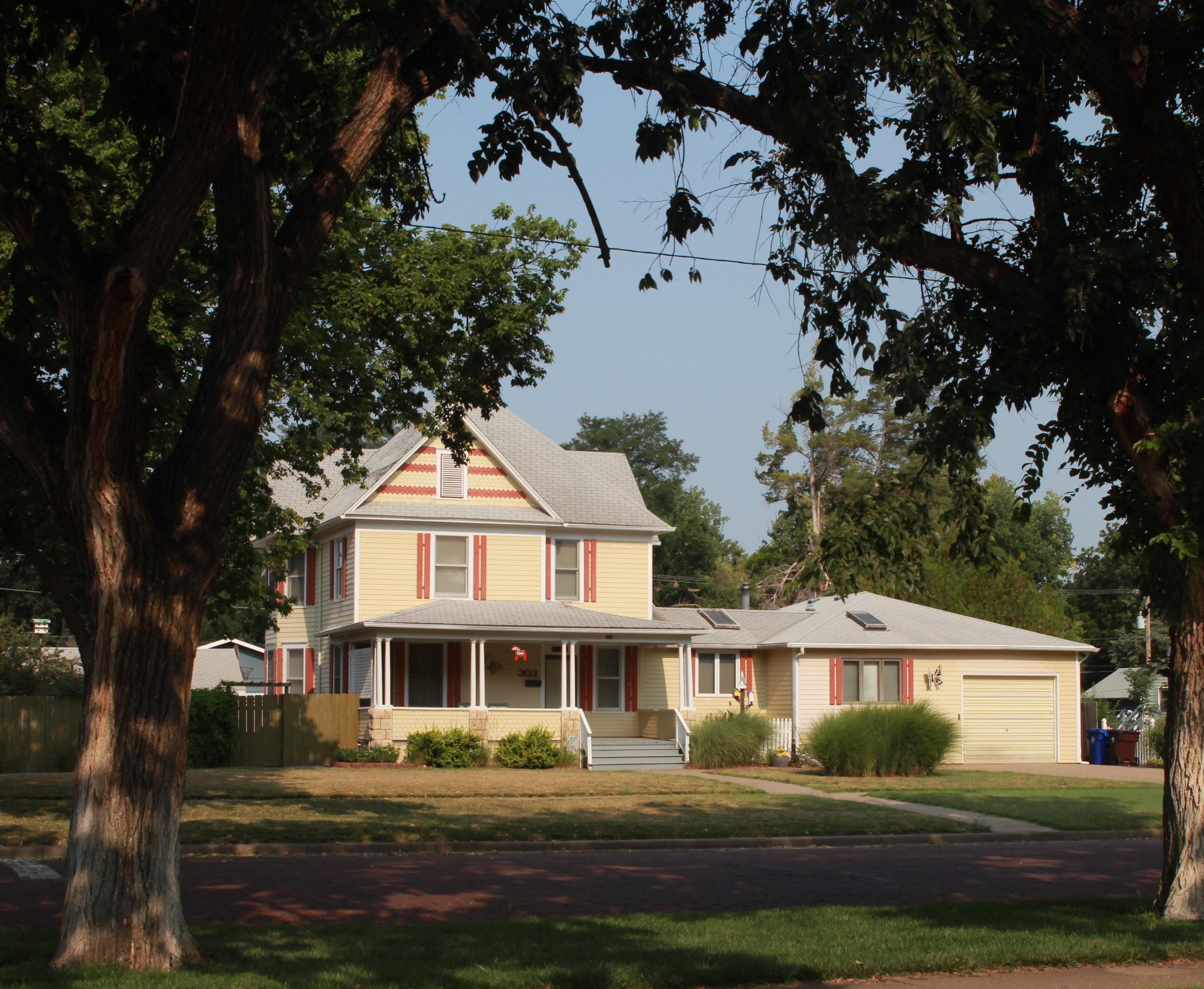 303 N Main St, Lindsborg, Kansas image 1