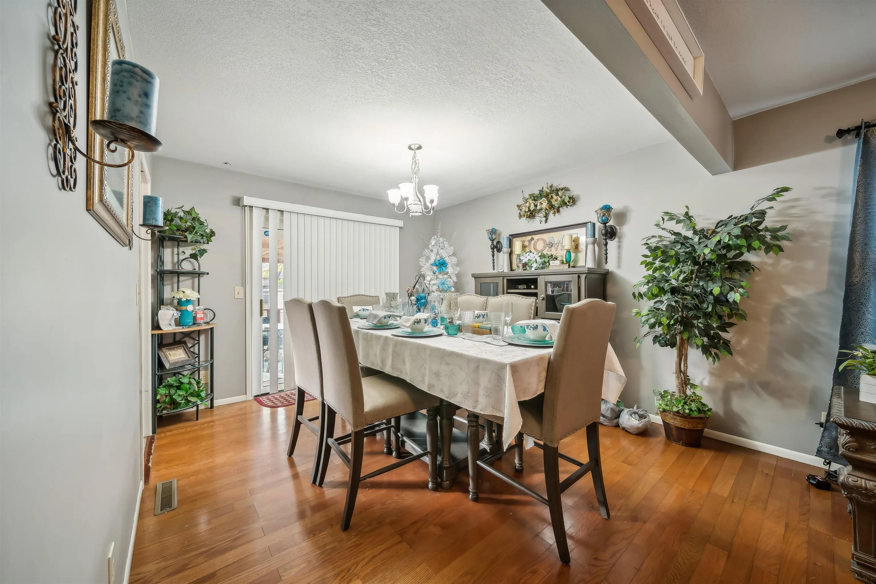 Wichita, Kansas 67207, United States, 3 Bedrooms Bedrooms, ,4 BathroomsBathrooms,Residential,Pending,44641