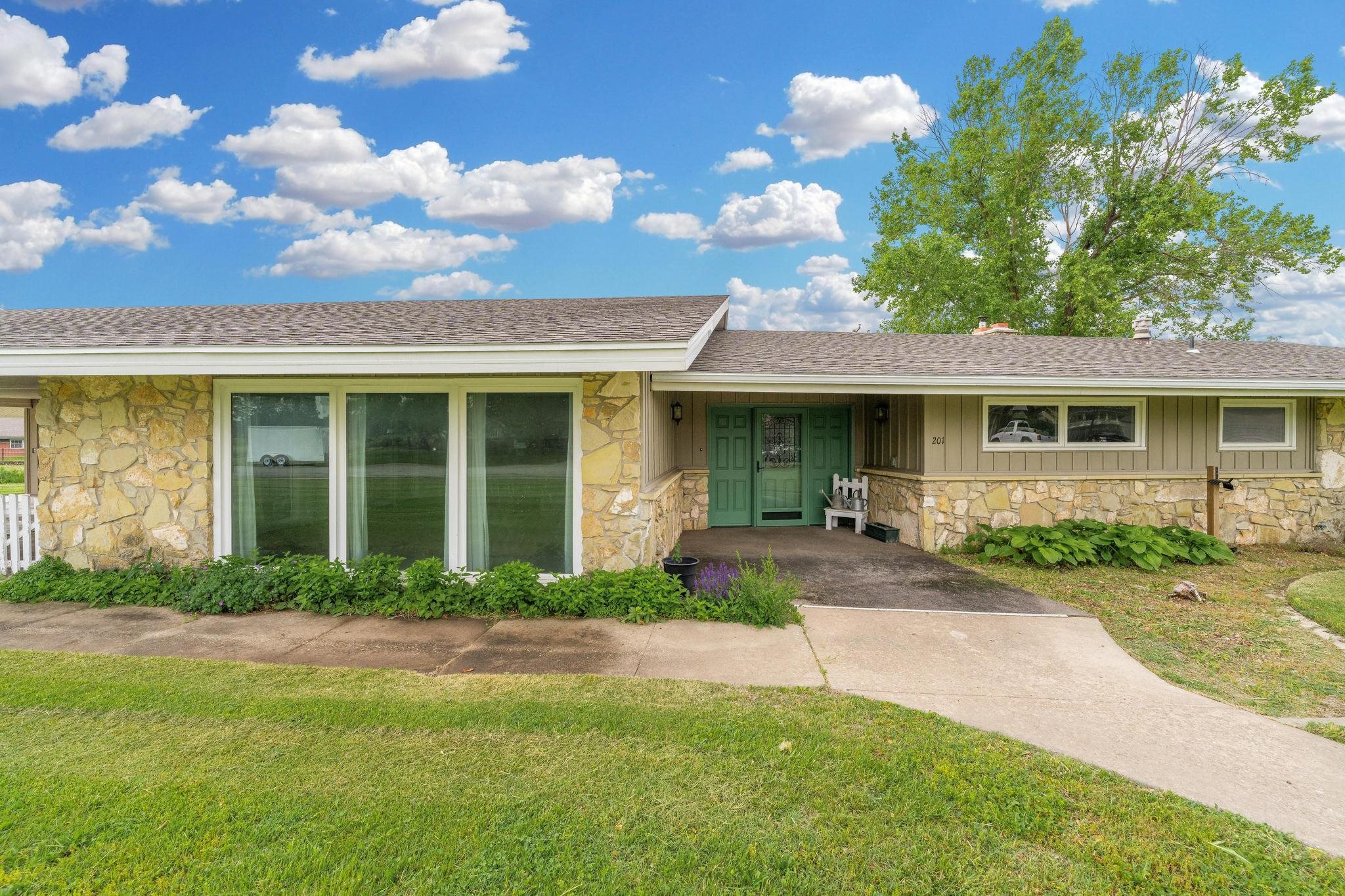201 W Juniper St, Hillsboro, Virginia image 3