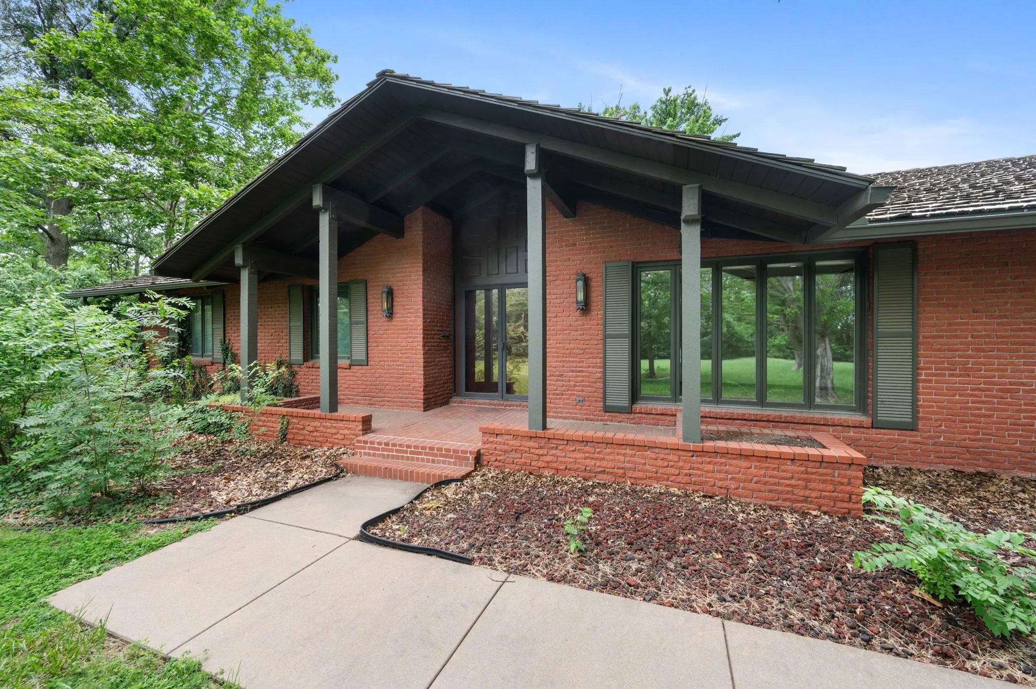 1527 N Woodlawn Blvd