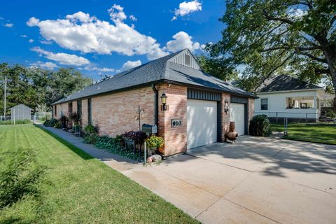 Homes For Sale - 910 N Walnut St<br/> Hutchinson, KS 67501