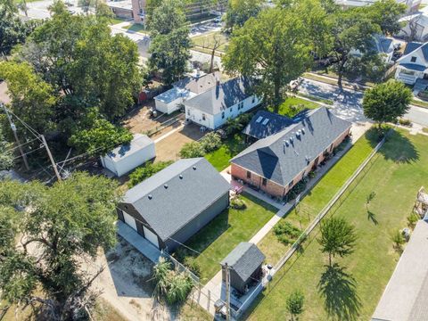 Homes For Sale - 910 N Walnut St<br/> Hutchinson, KS 67501
