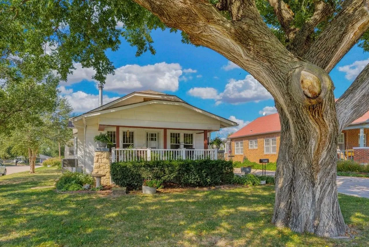 Wellington, Kansas 67152, United States, 3 Bedrooms Bedrooms, ,2 BathroomsBathrooms,Residential,Pending,222584