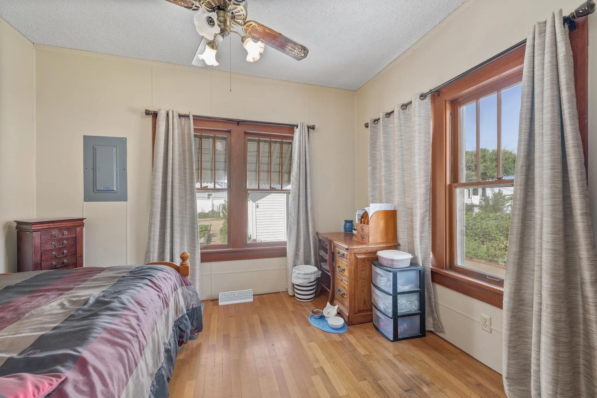 Wellington, Kansas 67152, United States, 3 Bedrooms Bedrooms, ,2 BathroomsBathrooms,Residential,Pending,222584