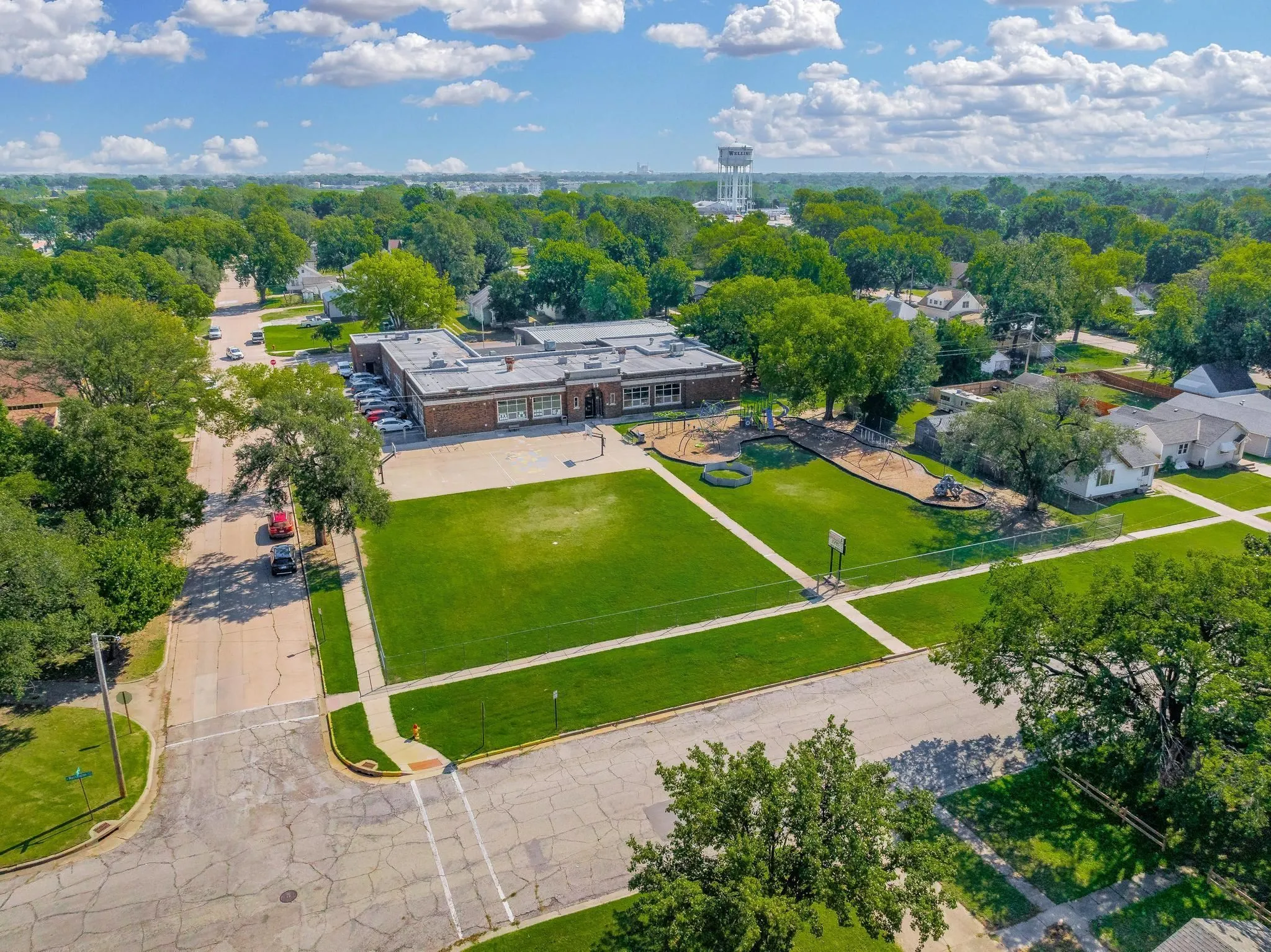 Wellington, Kansas 67152, United States, 3 Bedrooms Bedrooms, ,2 BathroomsBathrooms,Residential,Pending,222584