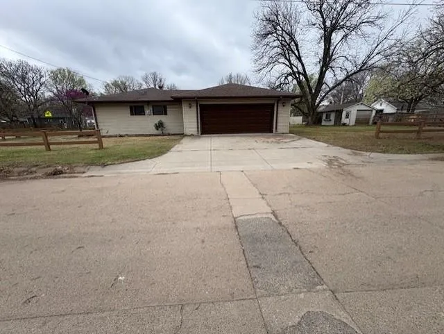 Wellington, Kansas 67152, United States, 3 Bedrooms Bedrooms, ,2 BathroomsBathrooms,Residential,Pending,142246