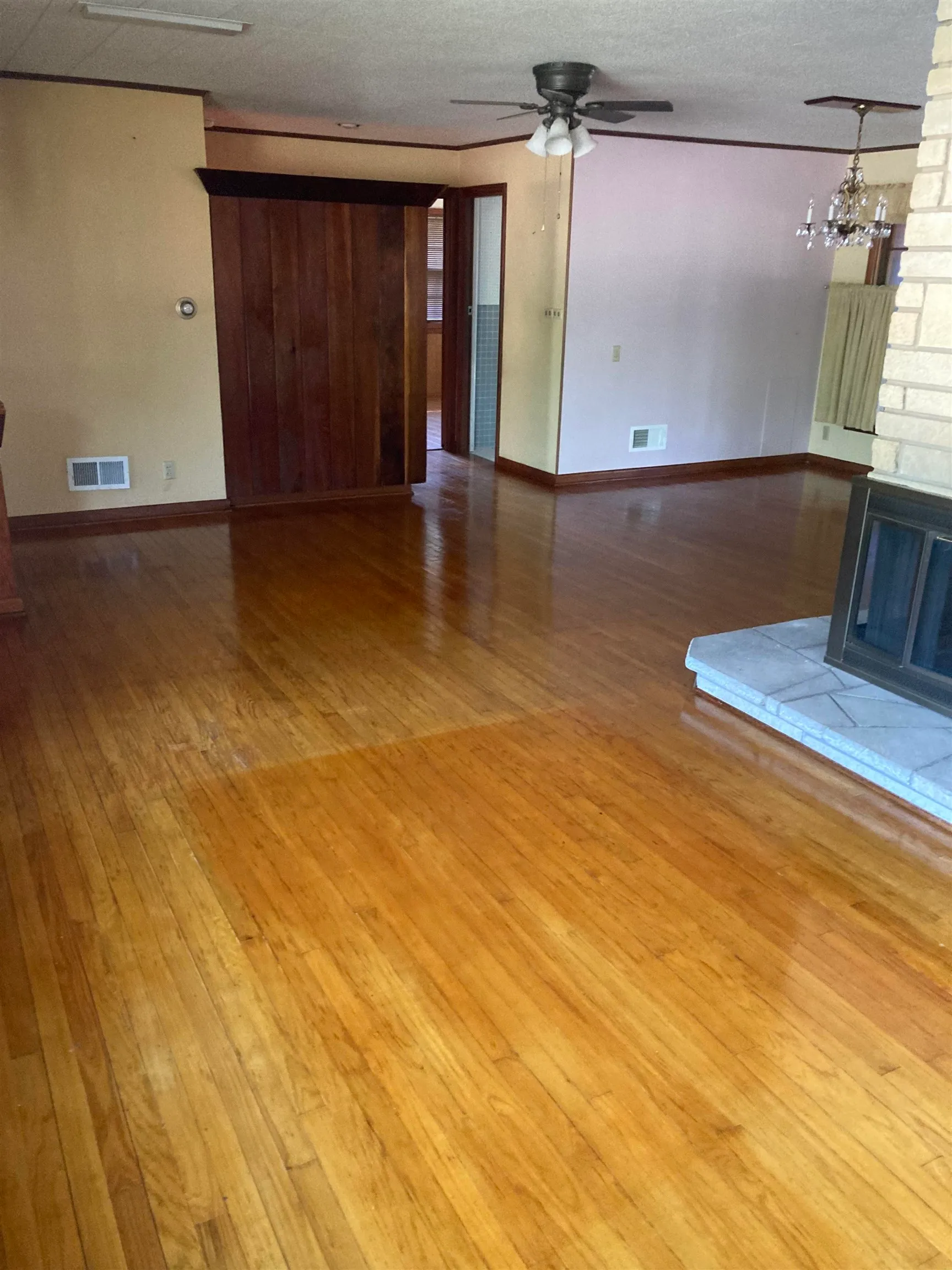 Wellington, Kansas 67152, United States, 3 Bedrooms Bedrooms, ,2 BathroomsBathrooms,Residential,Pending,142246