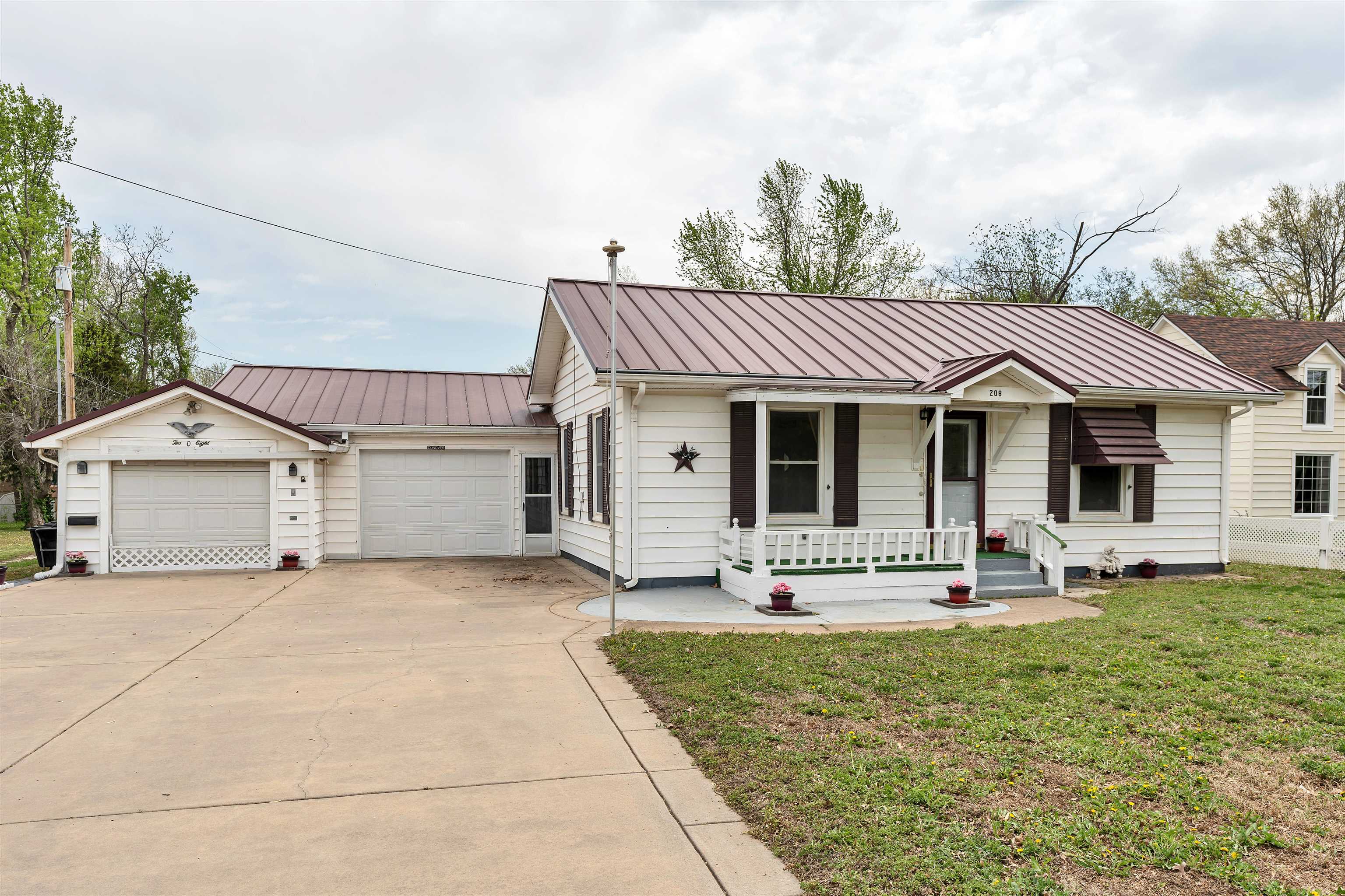 208 N Michigan St, Oxford, Kansas image 4