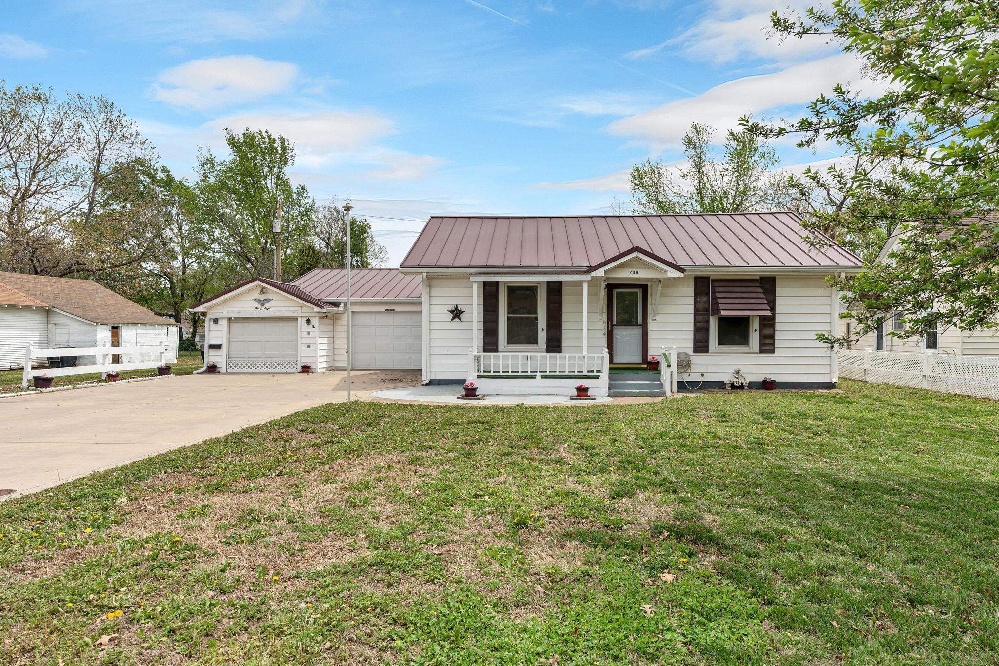 208 N Michigan St, Oxford, Kansas image 2