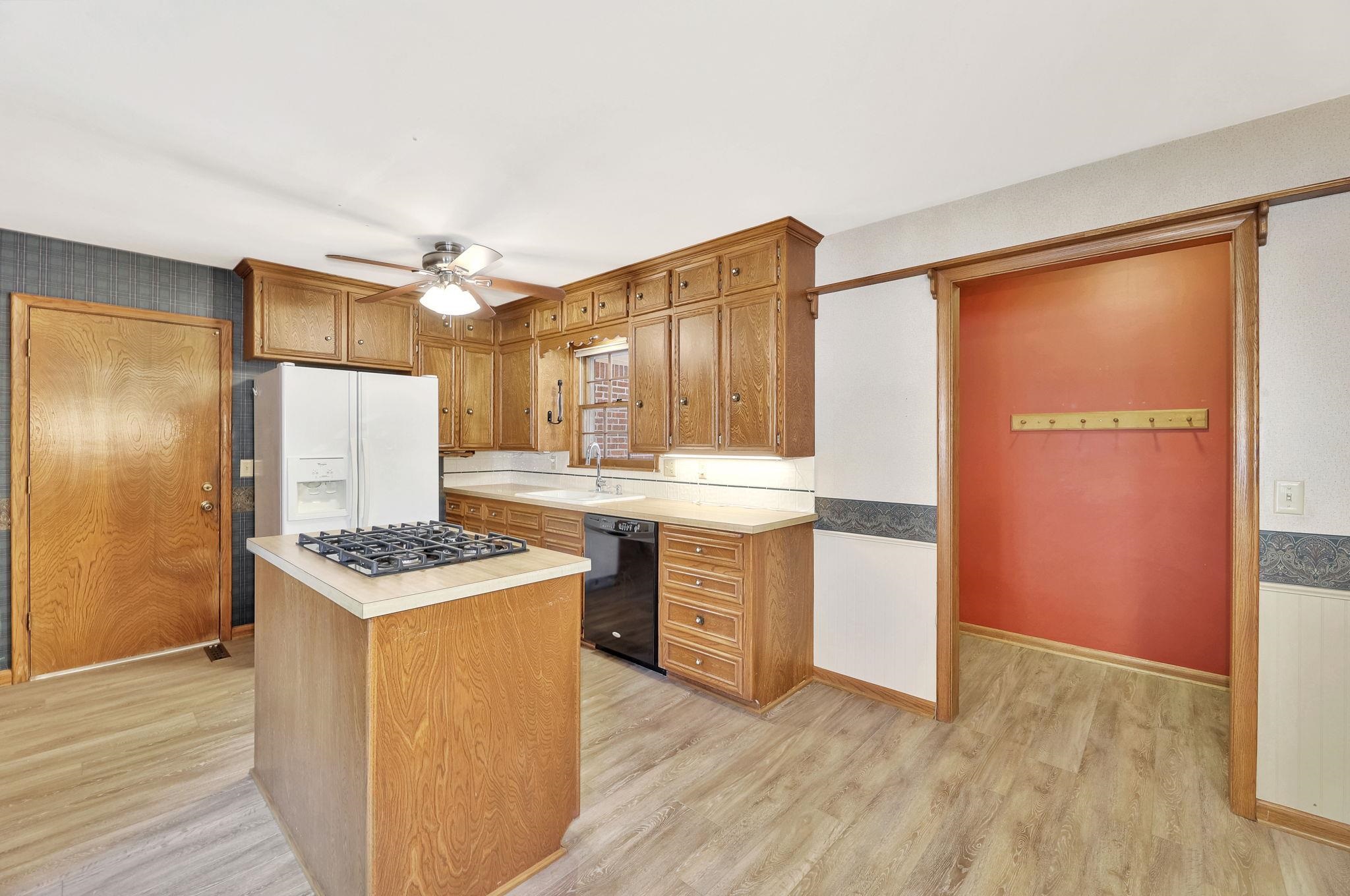 Wichita, Kansas 67212, United States, 3 Bedrooms Bedrooms, ,6 BathroomsBathrooms,Residential,Pending,52414