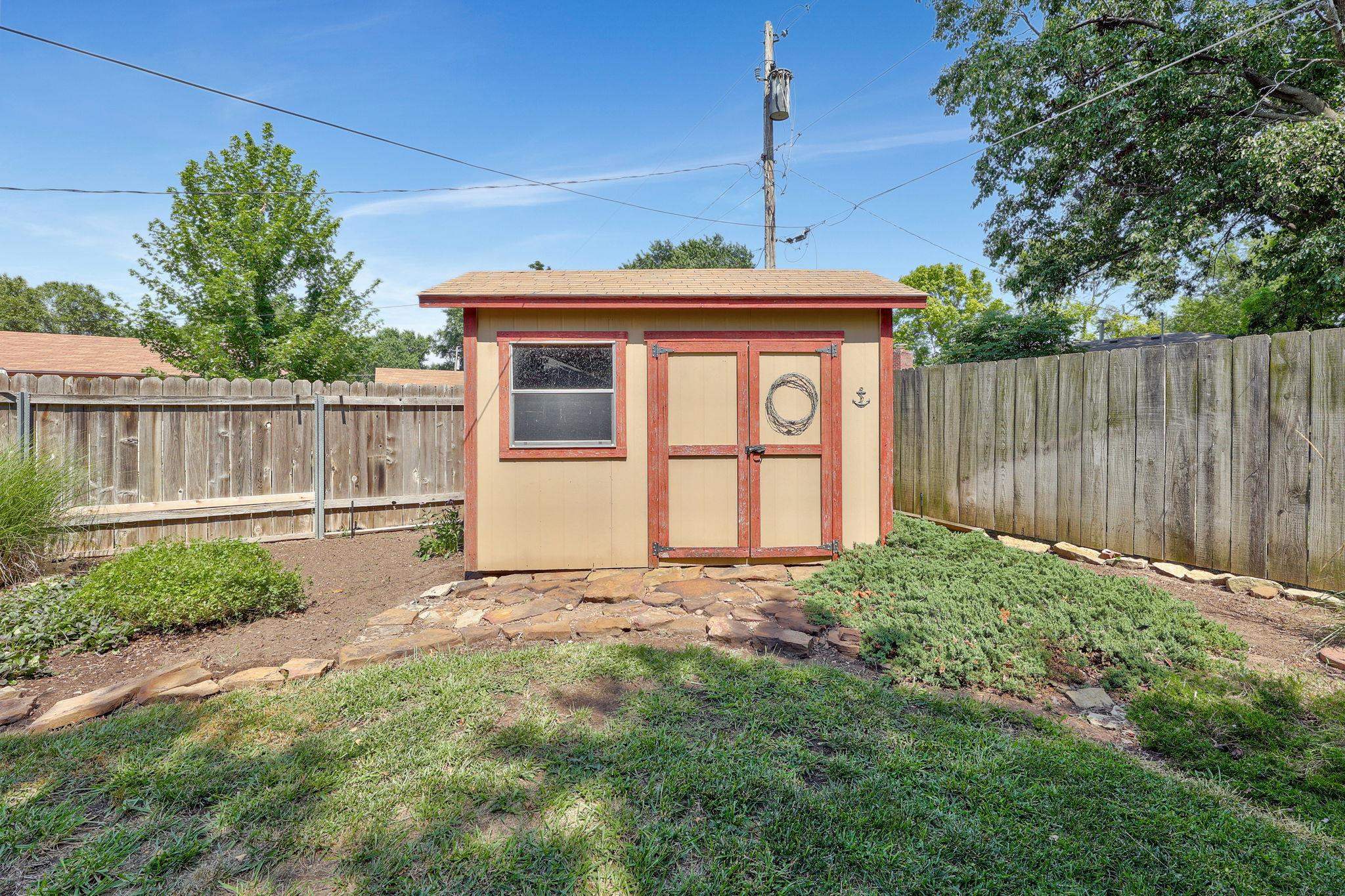 Wichita, Kansas 67212, United States, 3 Bedrooms Bedrooms, ,6 BathroomsBathrooms,Residential,Pending,52414