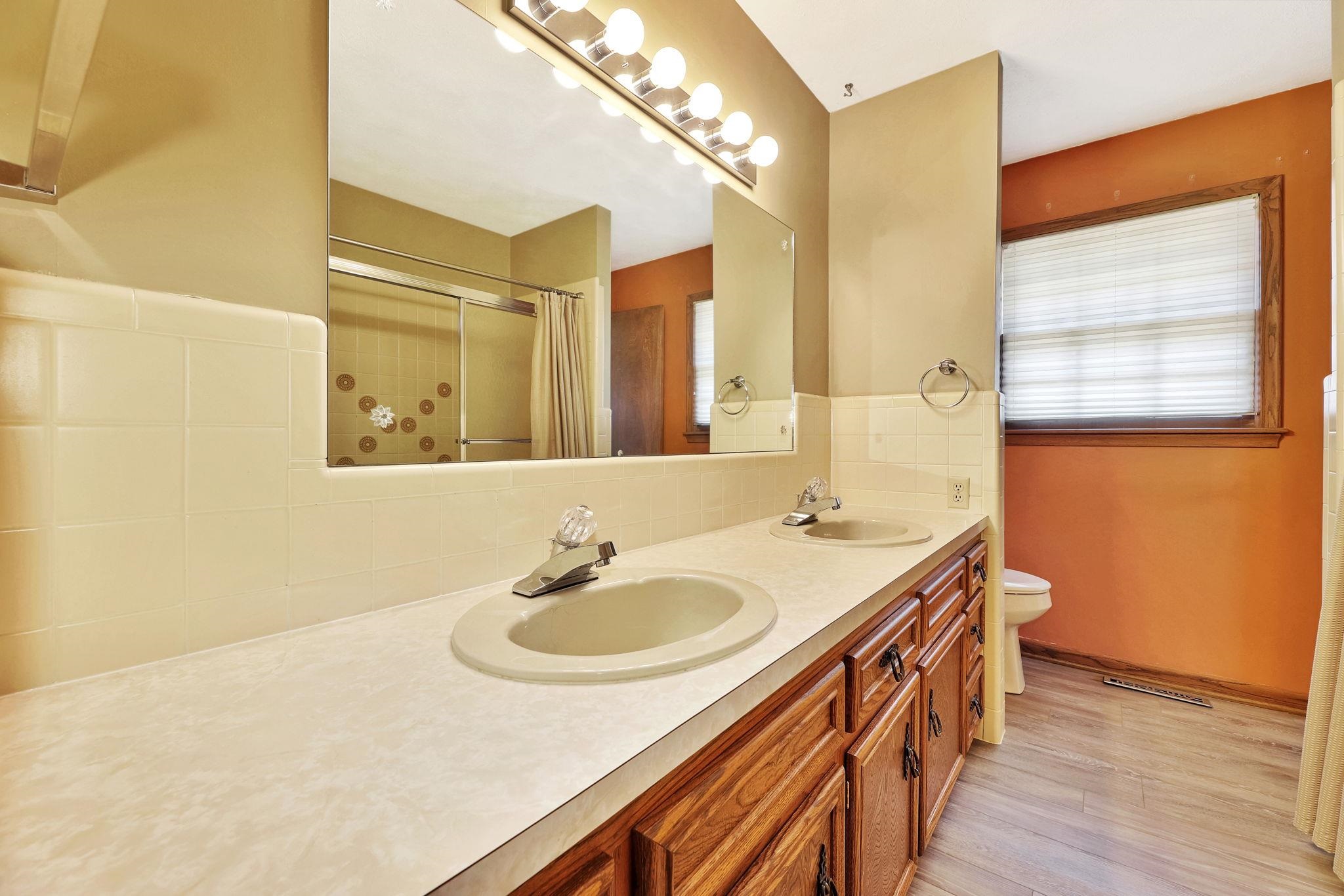 Wichita, Kansas 67212, United States, 3 Bedrooms Bedrooms, ,6 BathroomsBathrooms,Residential,Pending,52414