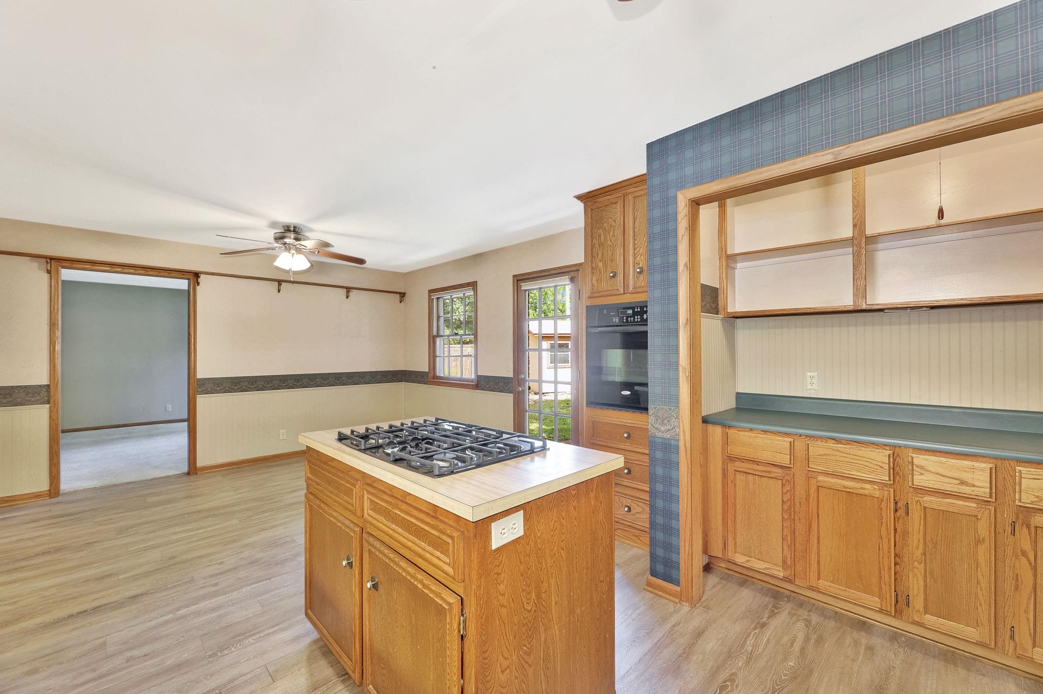 Wichita, Kansas 67212, United States, 3 Bedrooms Bedrooms, ,6 BathroomsBathrooms,Residential,Pending,52414