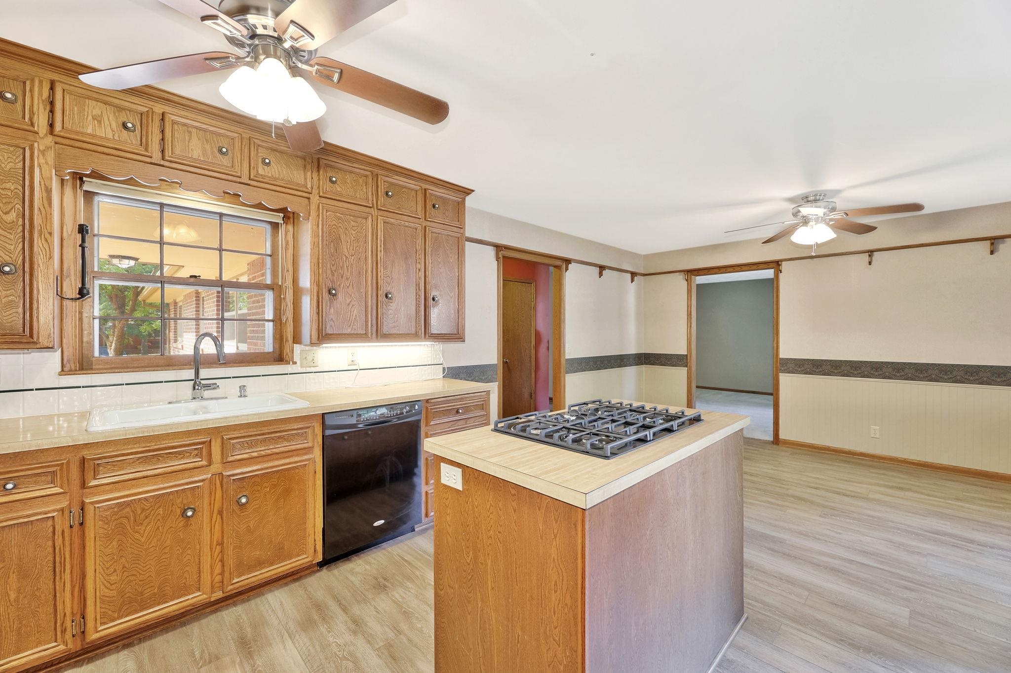 Wichita, Kansas 67212, United States, 3 Bedrooms Bedrooms, ,6 BathroomsBathrooms,Residential,Pending,52414