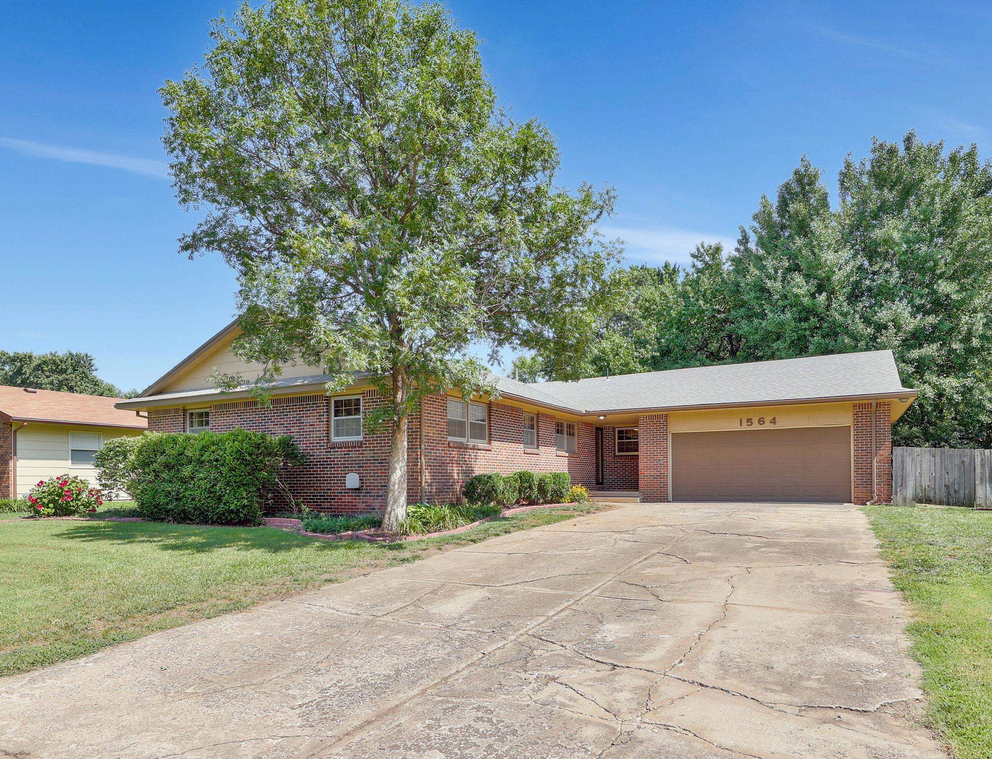 Wichita, Kansas 67212, United States, 3 Bedrooms Bedrooms, ,6 BathroomsBathrooms,Residential,Pending,52414