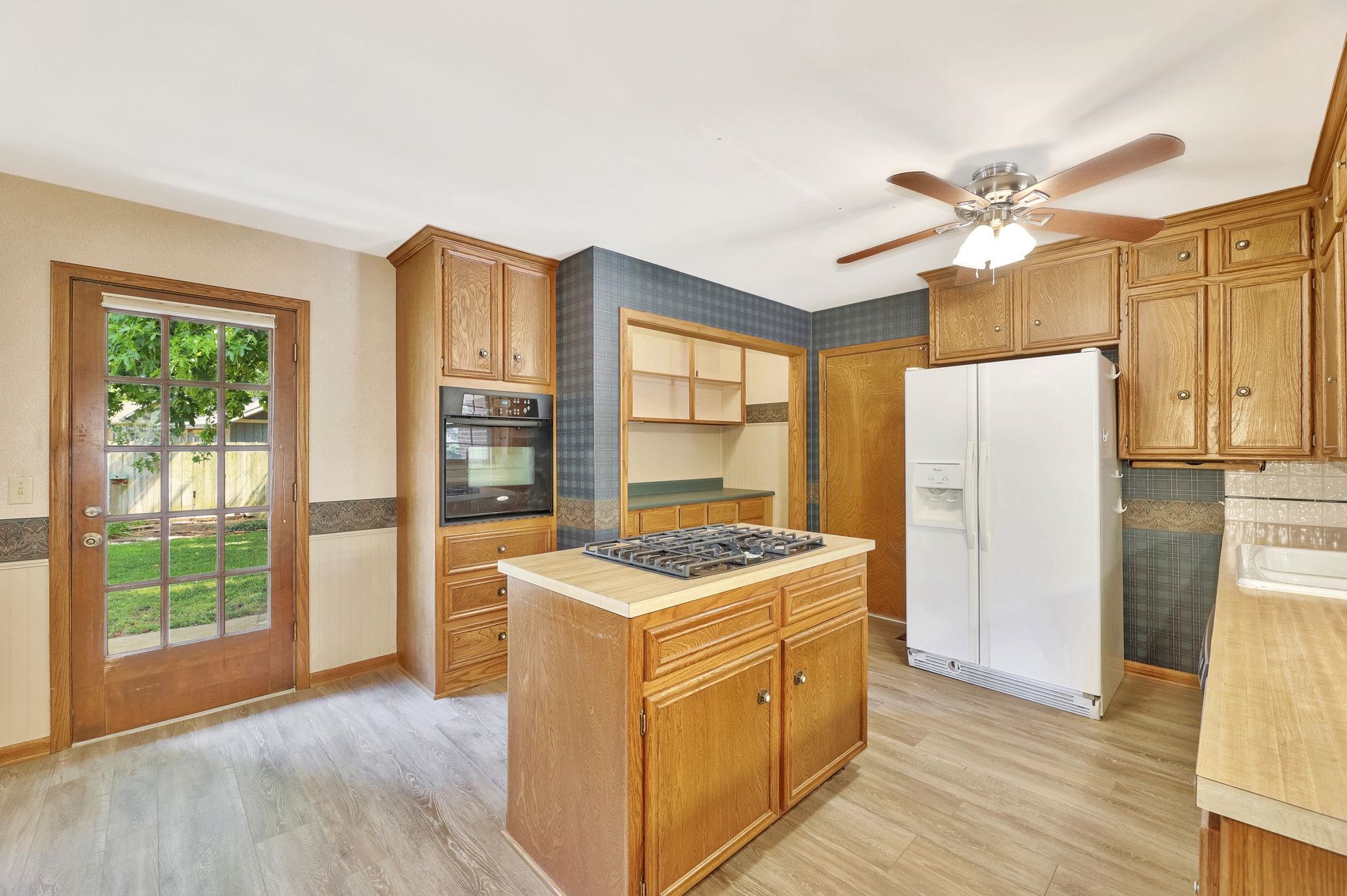 Wichita, Kansas 67212, United States, 3 Bedrooms Bedrooms, ,6 BathroomsBathrooms,Residential,Pending,52414