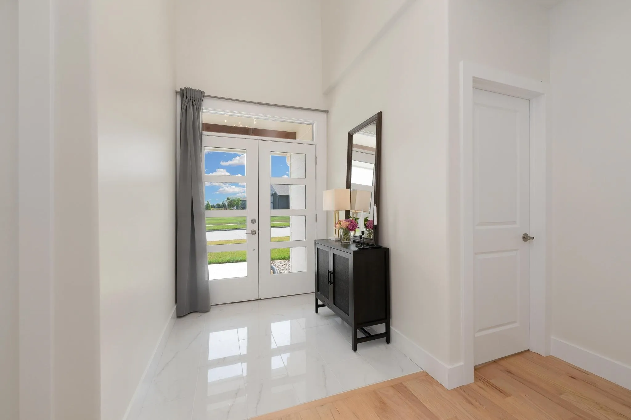 Newton, Kansas 67114, United States, 4 Bedrooms Bedrooms, ,5 BathroomsBathrooms,Residential,Pending,48738