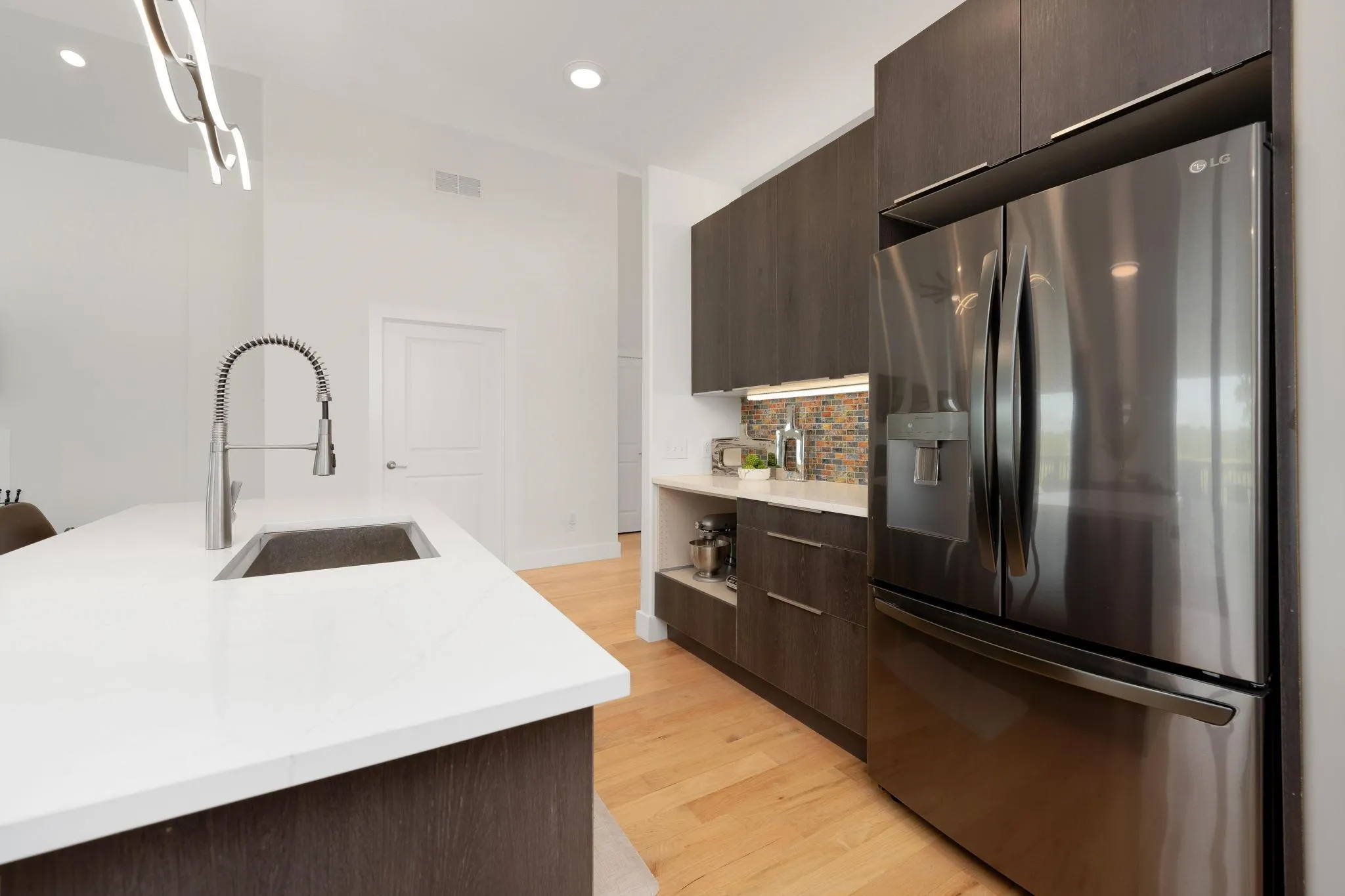 Newton, Kansas 67114, United States, 4 Bedrooms Bedrooms, ,5 BathroomsBathrooms,Residential,Pending,48738