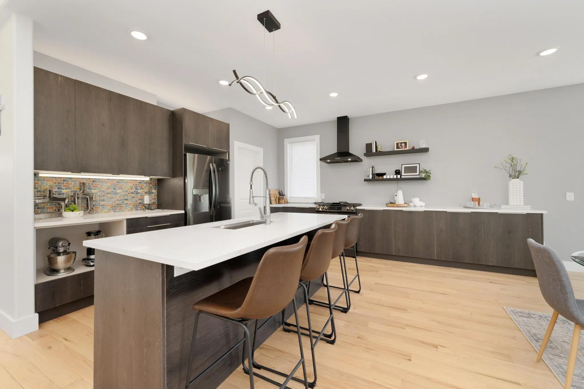 Newton, Kansas 67114, United States, 4 Bedrooms Bedrooms, ,5 BathroomsBathrooms,Residential,Pending,48738