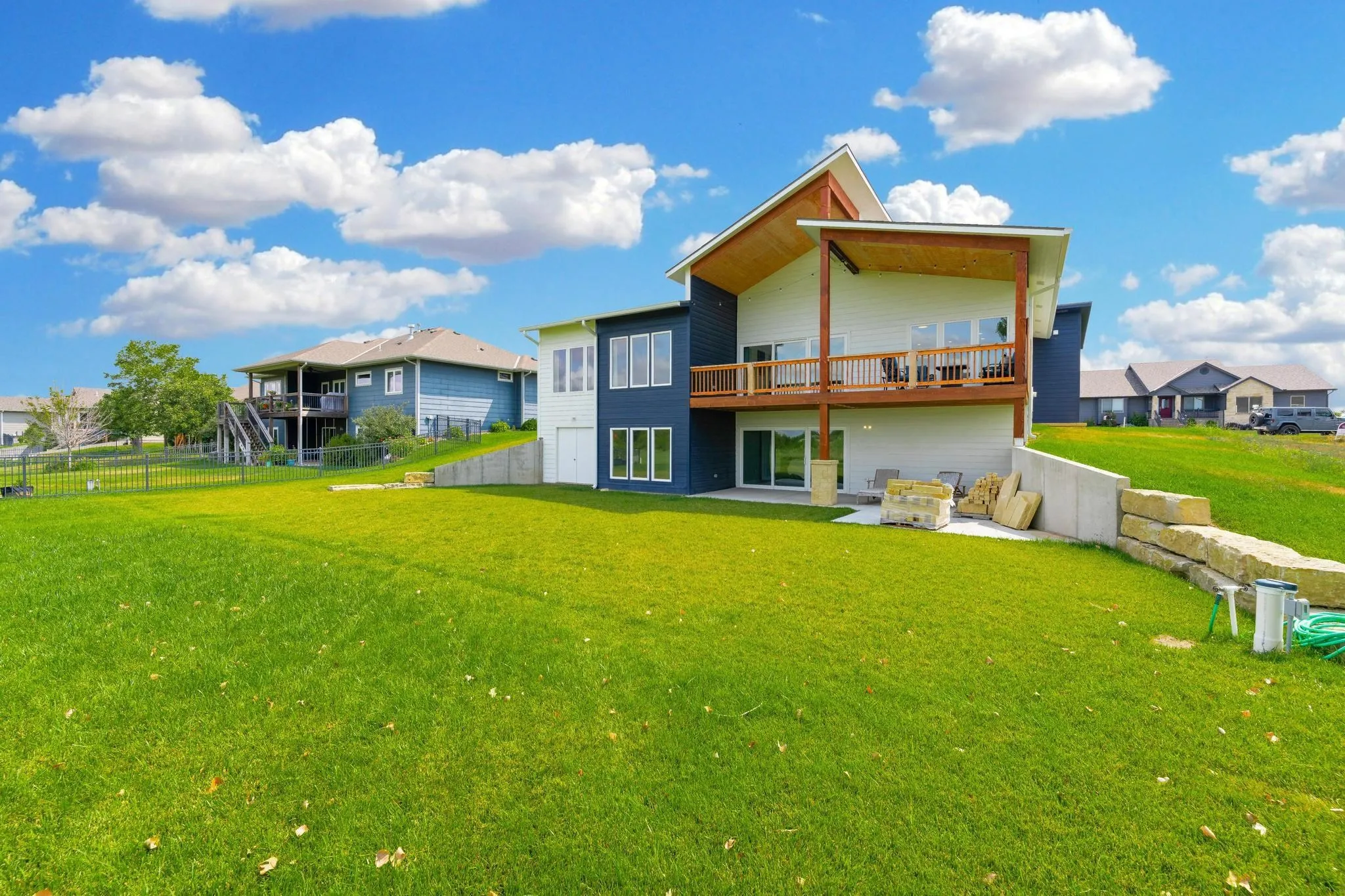 Newton, Kansas 67114, United States, 4 Bedrooms Bedrooms, ,5 BathroomsBathrooms,Residential,Pending,48738