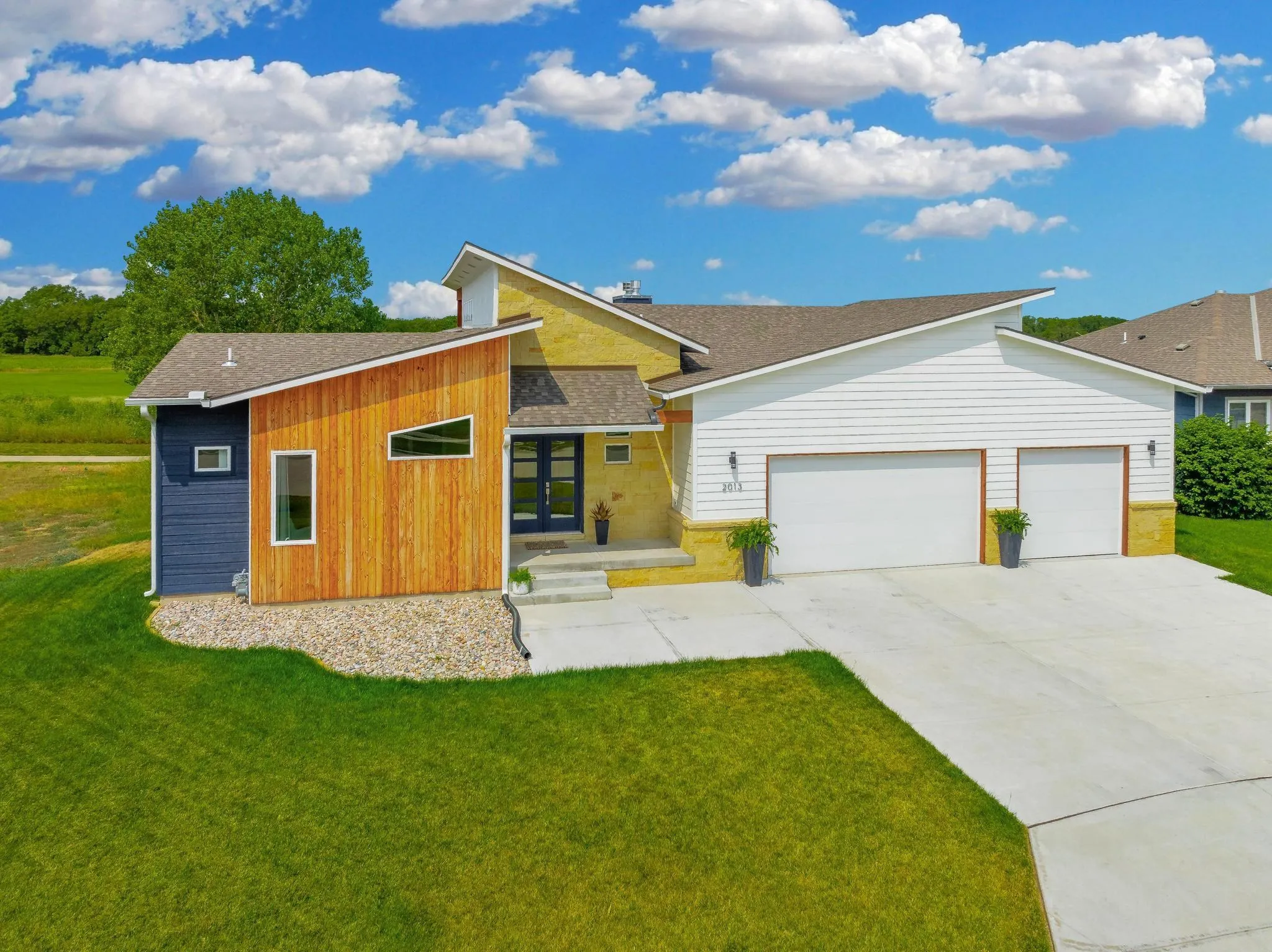 Newton, Kansas 67114, United States, 4 Bedrooms Bedrooms, ,5 BathroomsBathrooms,Residential,Pending,48738