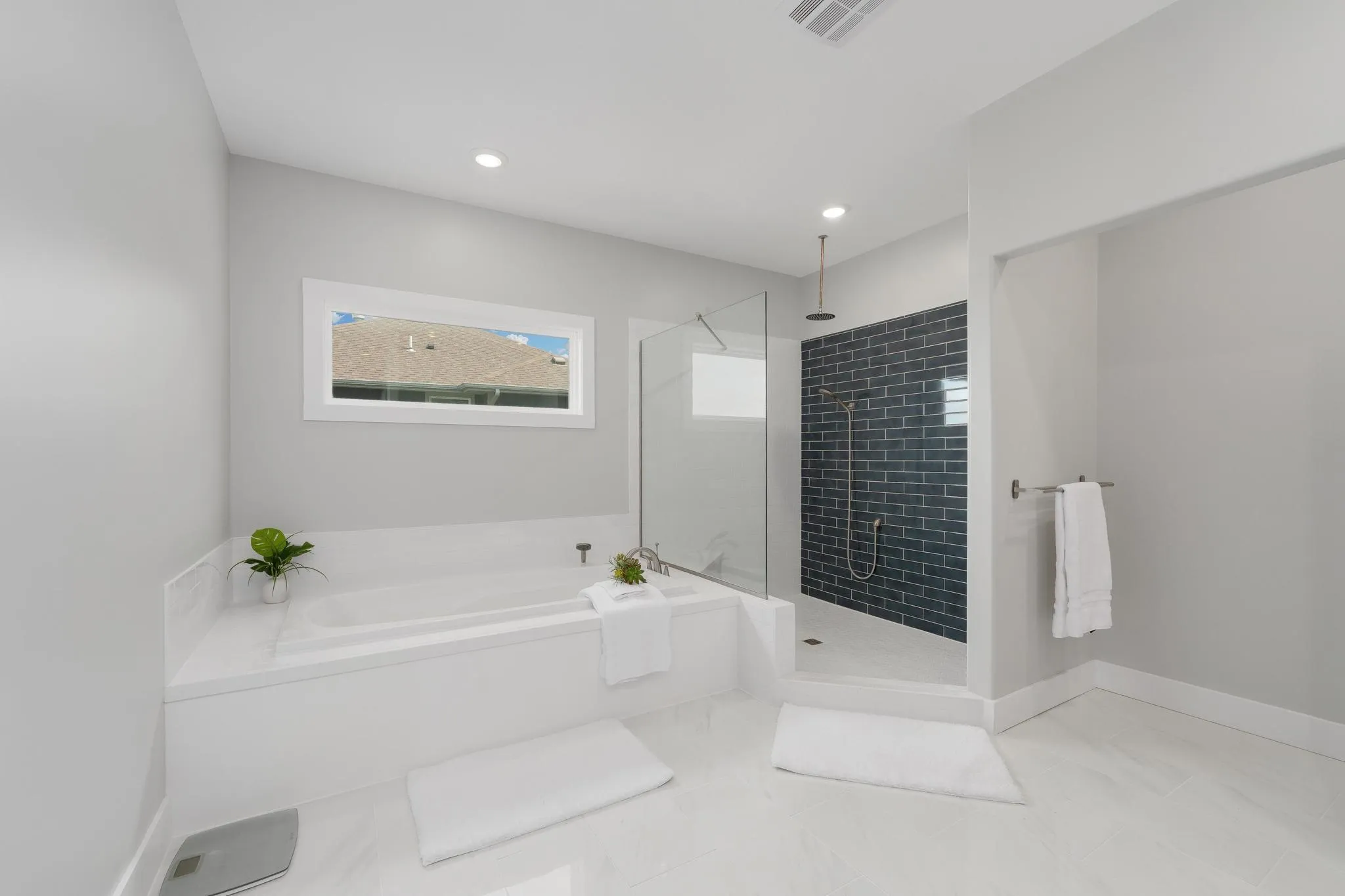 Newton, Kansas 67114, United States, 4 Bedrooms Bedrooms, ,5 BathroomsBathrooms,Residential,Pending,48738