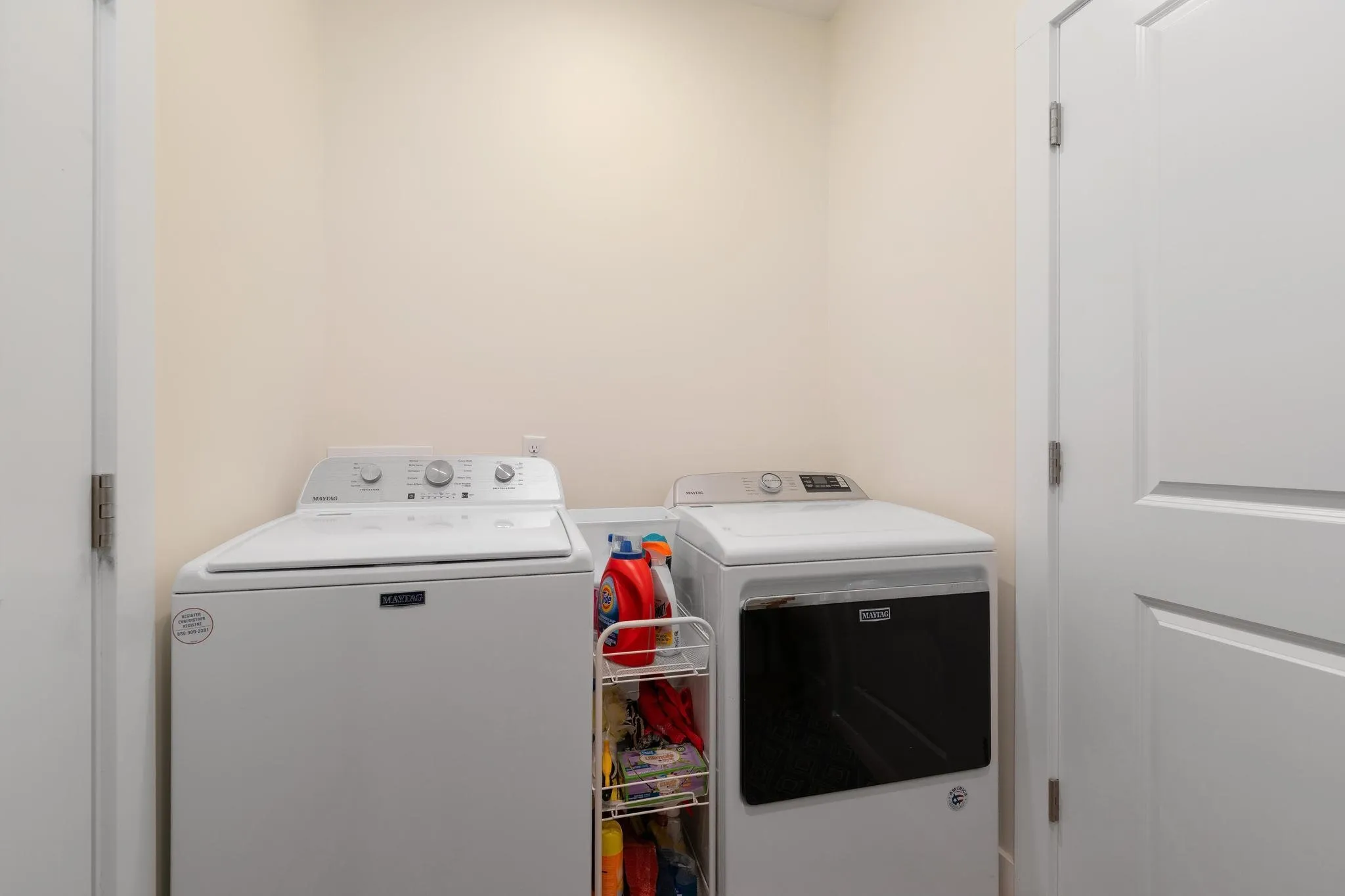 Newton, Kansas 67114, United States, 4 Bedrooms Bedrooms, ,5 BathroomsBathrooms,Residential,Pending,48738