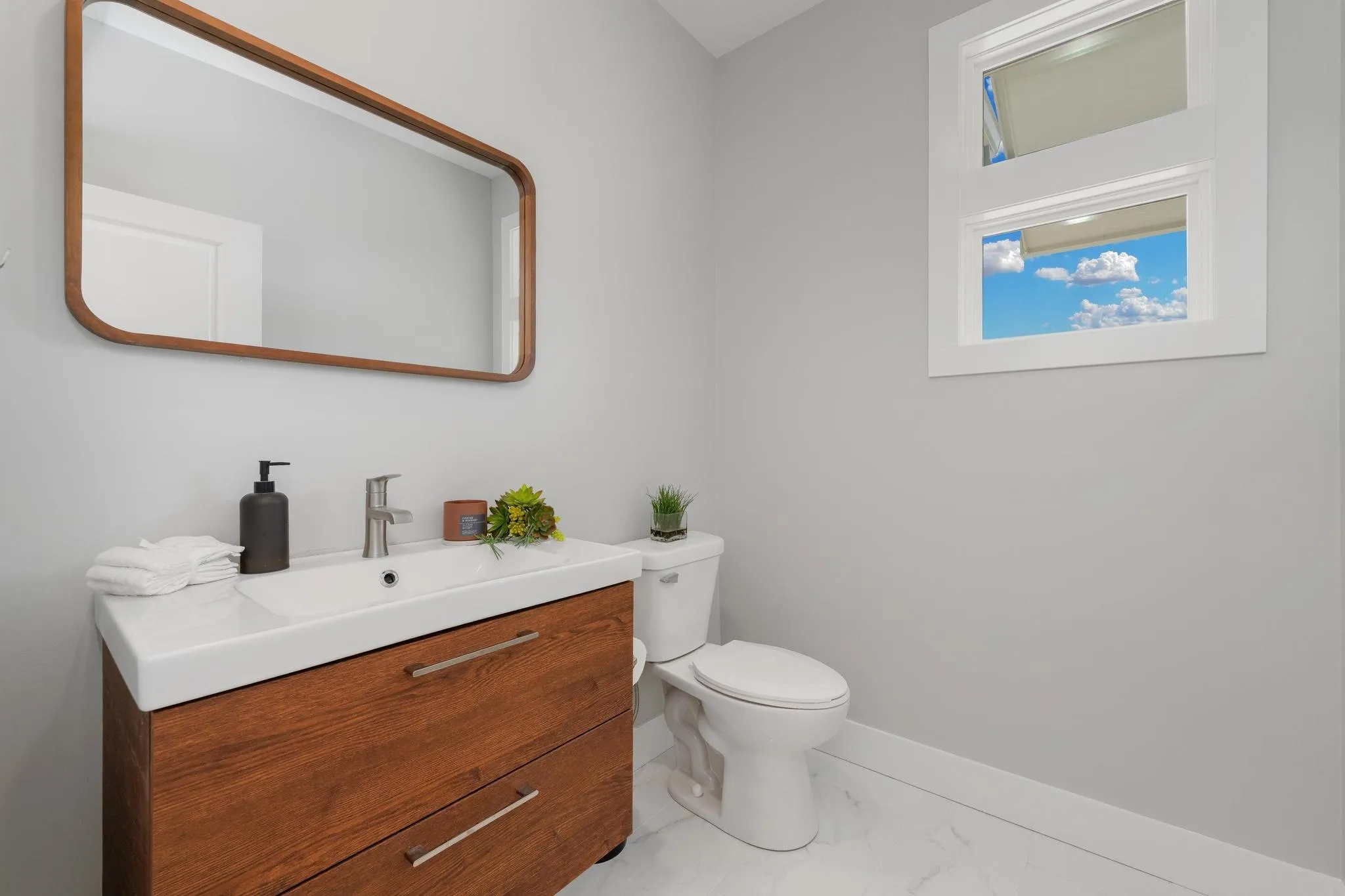 Newton, Kansas 67114, United States, 4 Bedrooms Bedrooms, ,5 BathroomsBathrooms,Residential,Pending,48738