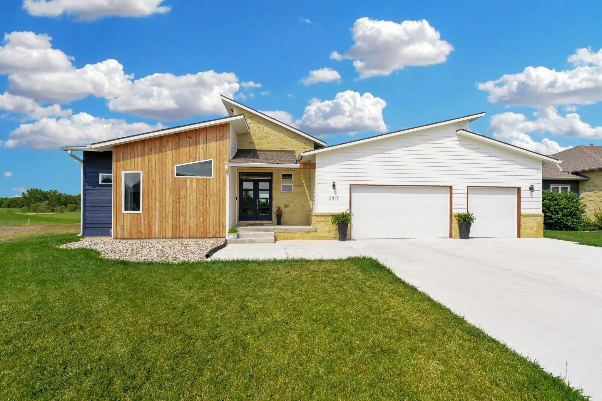 Newton, Kansas 67114, United States, 4 Bedrooms Bedrooms, ,5 BathroomsBathrooms,Residential,Pending,48738