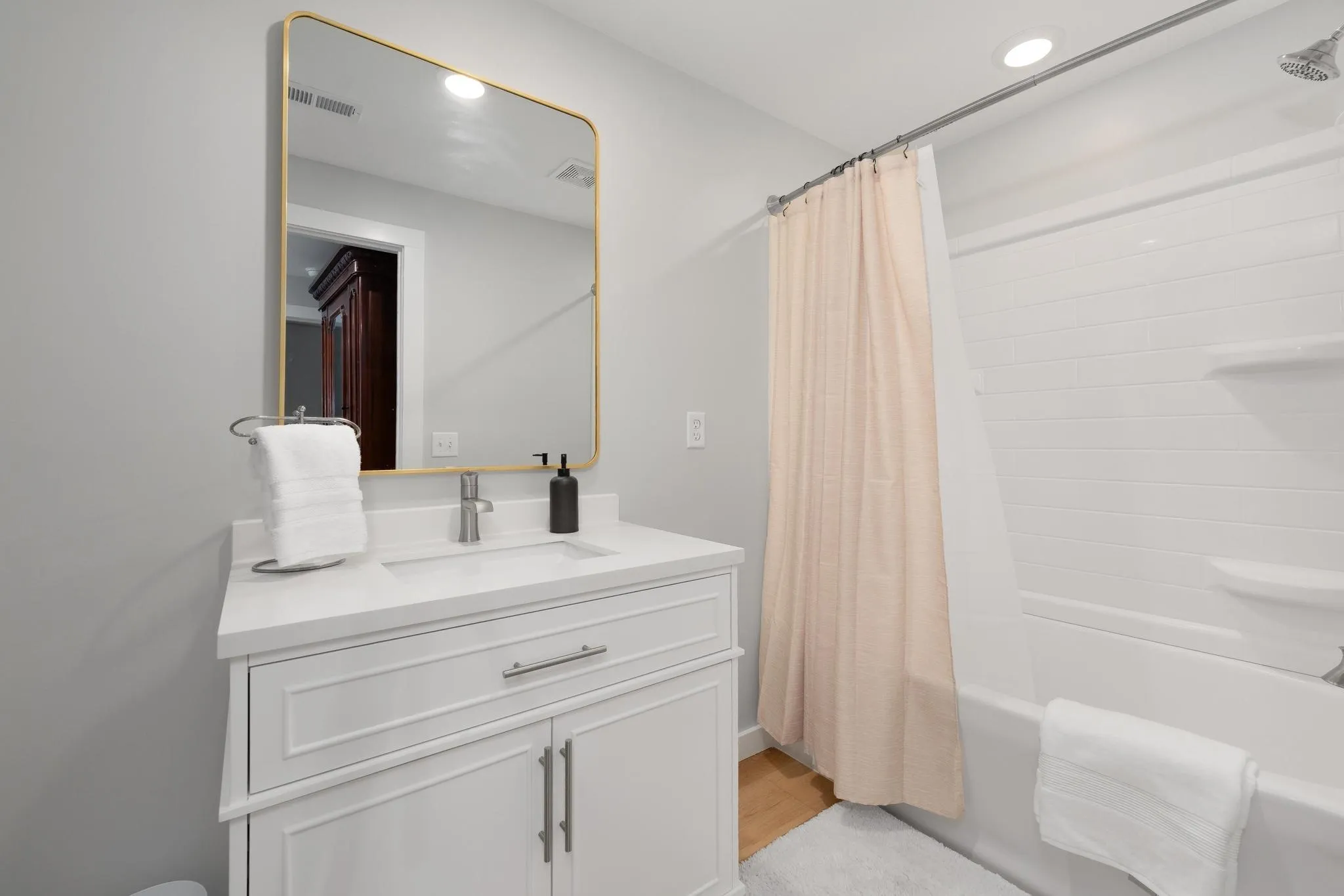 Newton, Kansas 67114, United States, 4 Bedrooms Bedrooms, ,5 BathroomsBathrooms,Residential,Pending,48738