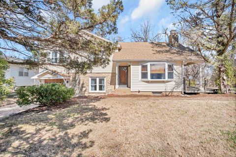 Homes For Sale - 424 SE 6th St<br/> Harvey County, Newton, KS 67114