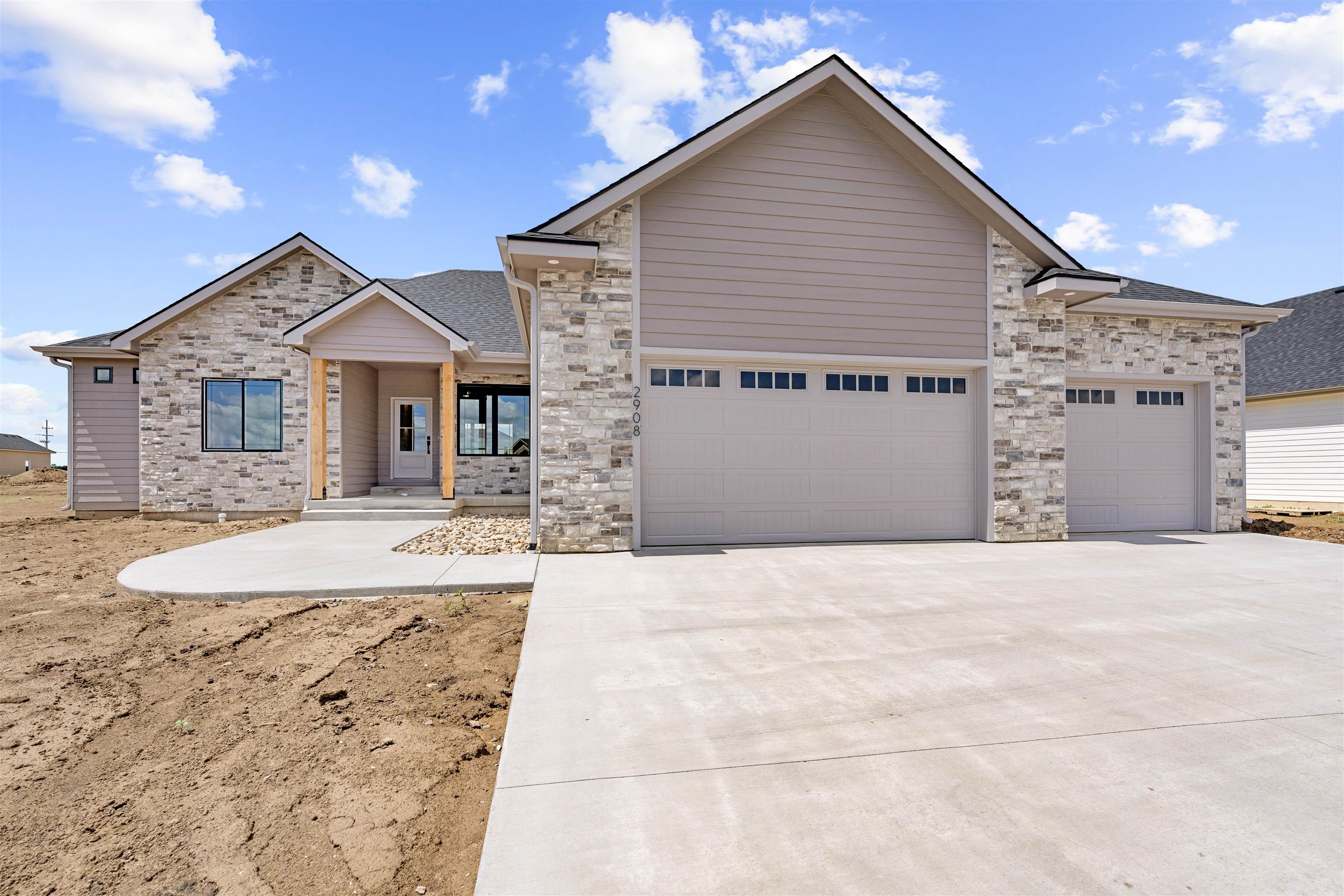 2908 Malibu Dr, Salina, Kansas image 1