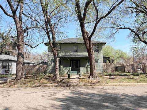 Homes For Sale - 404 N 2nd St<br/> Cowley County, Arkansas City, KS 67005