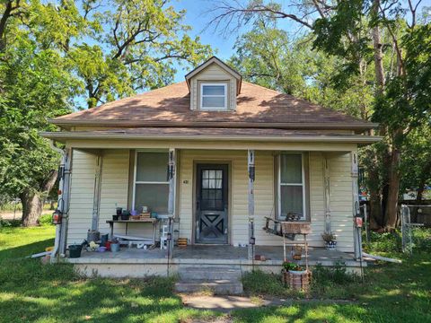Homes For Sale - 205 S Cole St<br/> Lindsborg, KS 67456