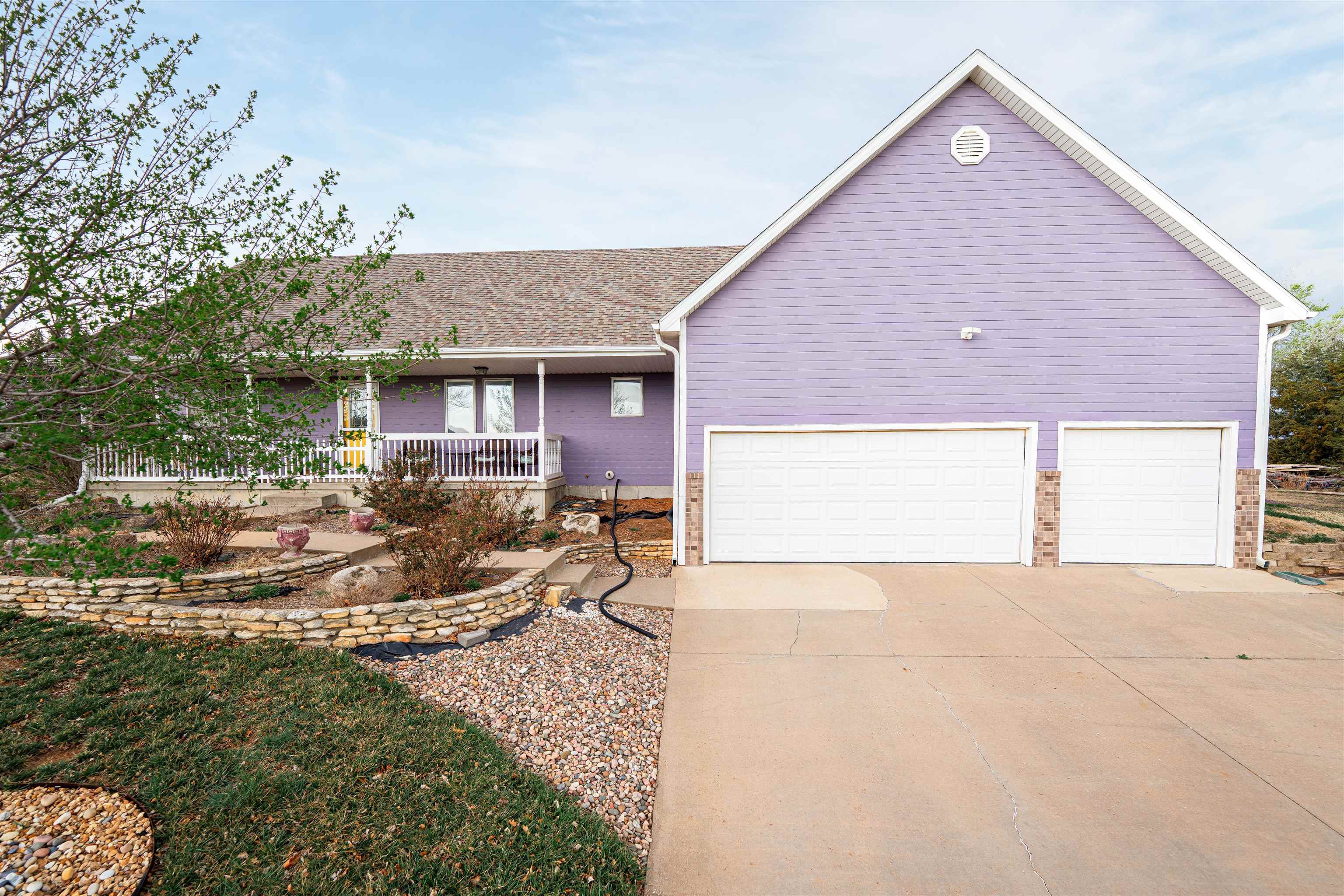 1802 Blue Stem Ln, Salina, Kansas image 2