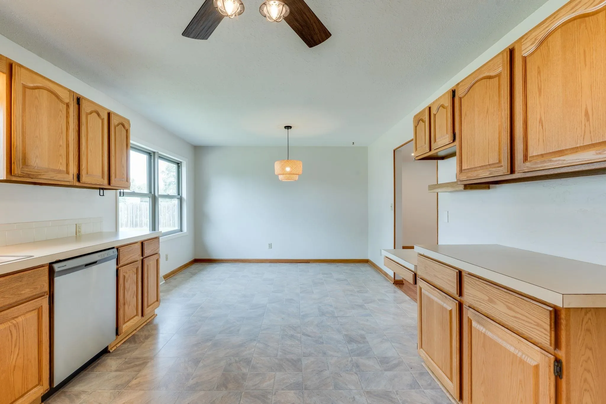 Wichita, Kansas 67212, United States, 3 Bedrooms Bedrooms, ,2 BathroomsBathrooms,Residential,Pending,205413