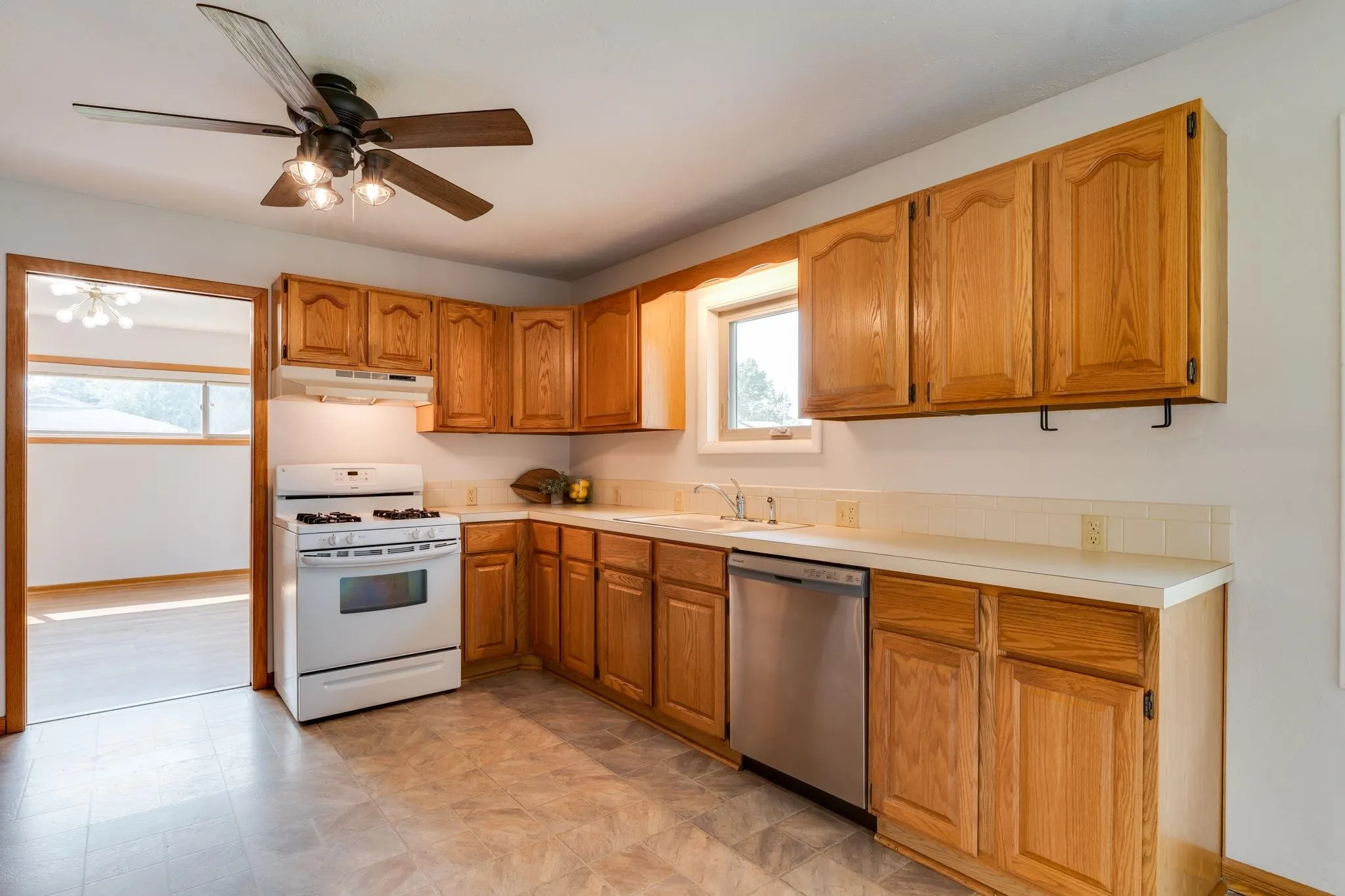 Wichita, Kansas 67212, United States, 3 Bedrooms Bedrooms, ,2 BathroomsBathrooms,Residential,Pending,205413