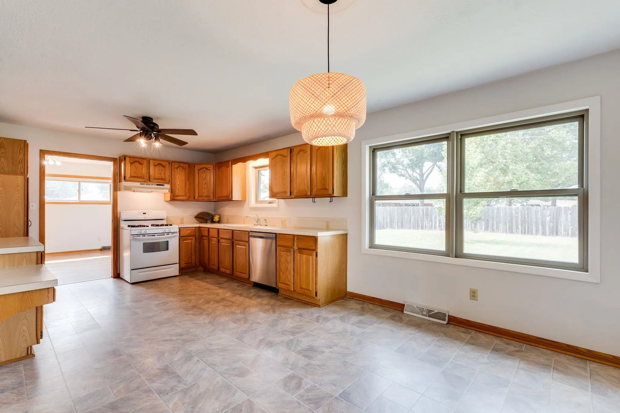 Wichita, Kansas 67212, United States, 3 Bedrooms Bedrooms, ,2 BathroomsBathrooms,Residential,Pending,205413