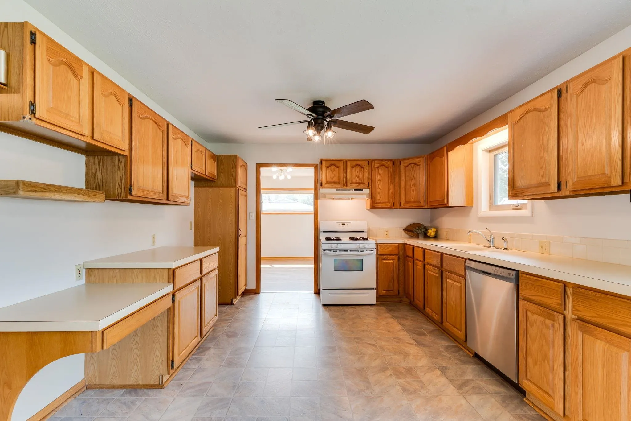 Wichita, Kansas 67212, United States, 3 Bedrooms Bedrooms, ,2 BathroomsBathrooms,Residential,Pending,205413