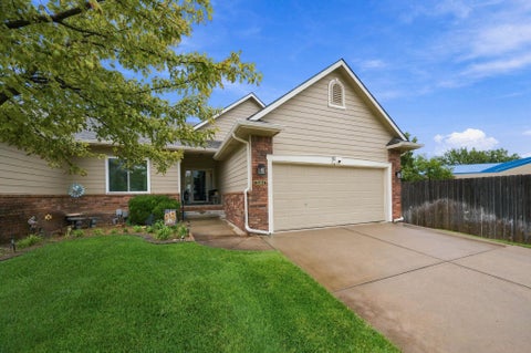 Townhouse For Sale - 2264 N Lakeway Cir<br/> Wichita, KS 67205