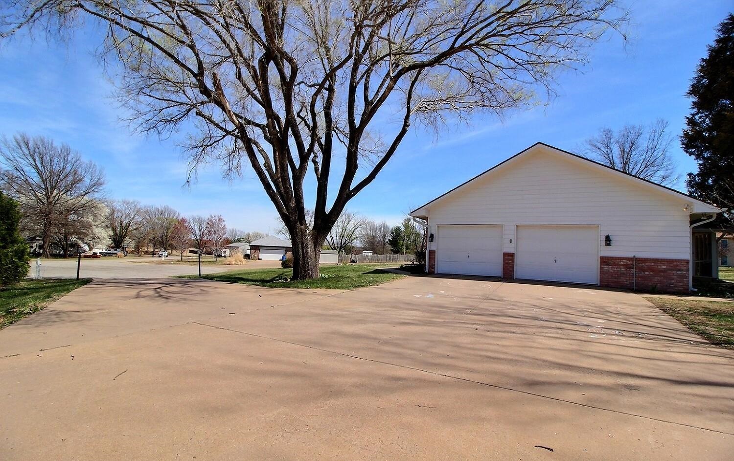 601 Cathlinda Ct, Winfield, Kansas image 3