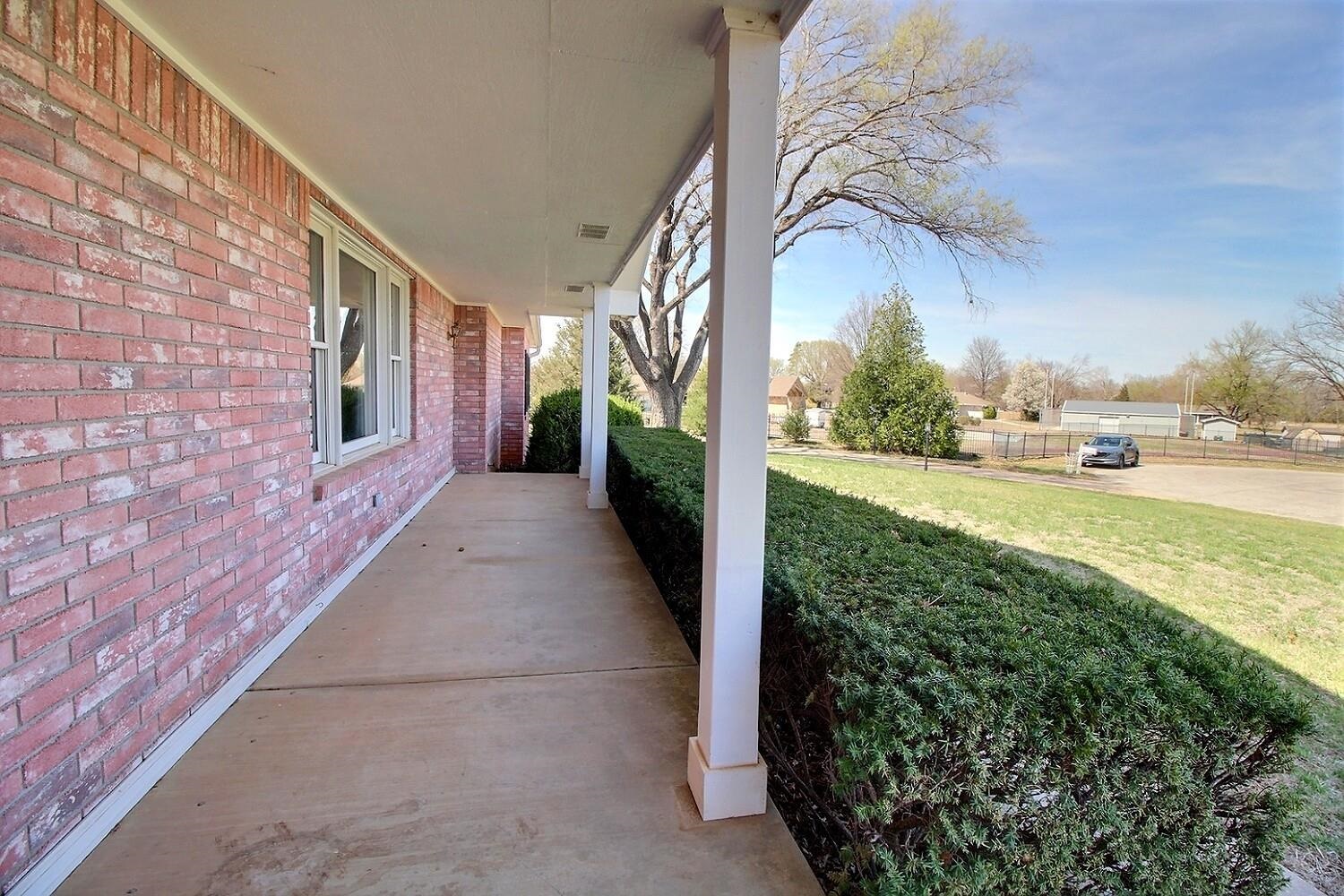 601 Cathlinda Ct, Winfield, Kansas image 2