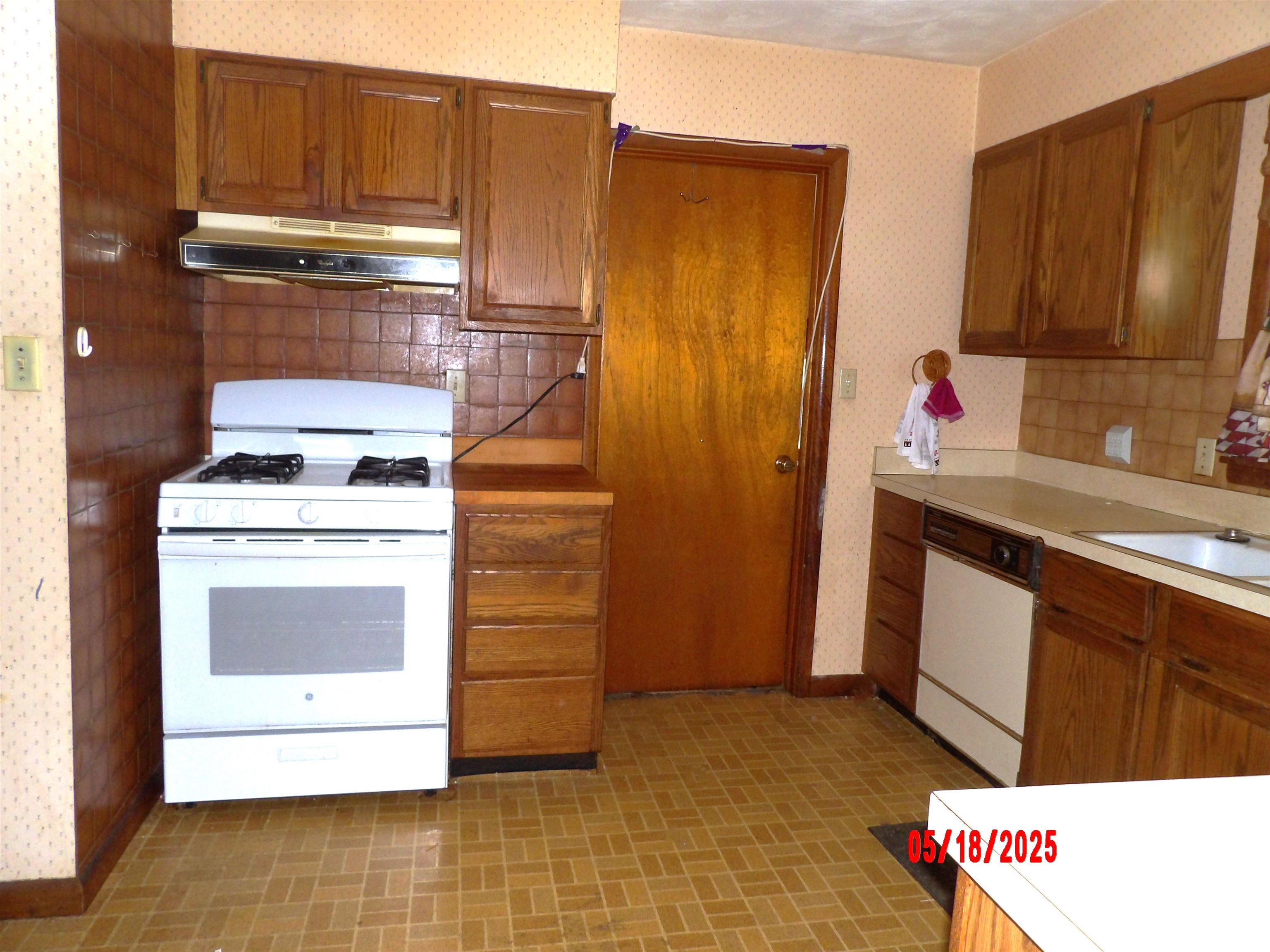 400 Highland Ave, Newton, Kansas image 6