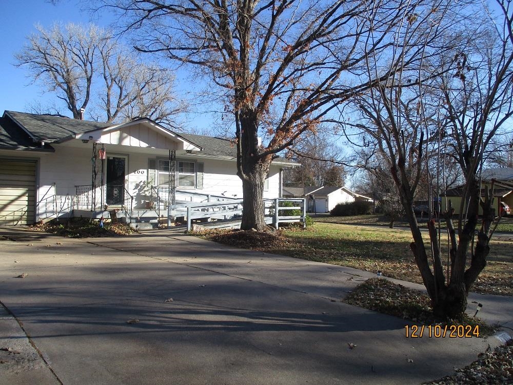 400 Highland Ave, Newton, Kansas image 1