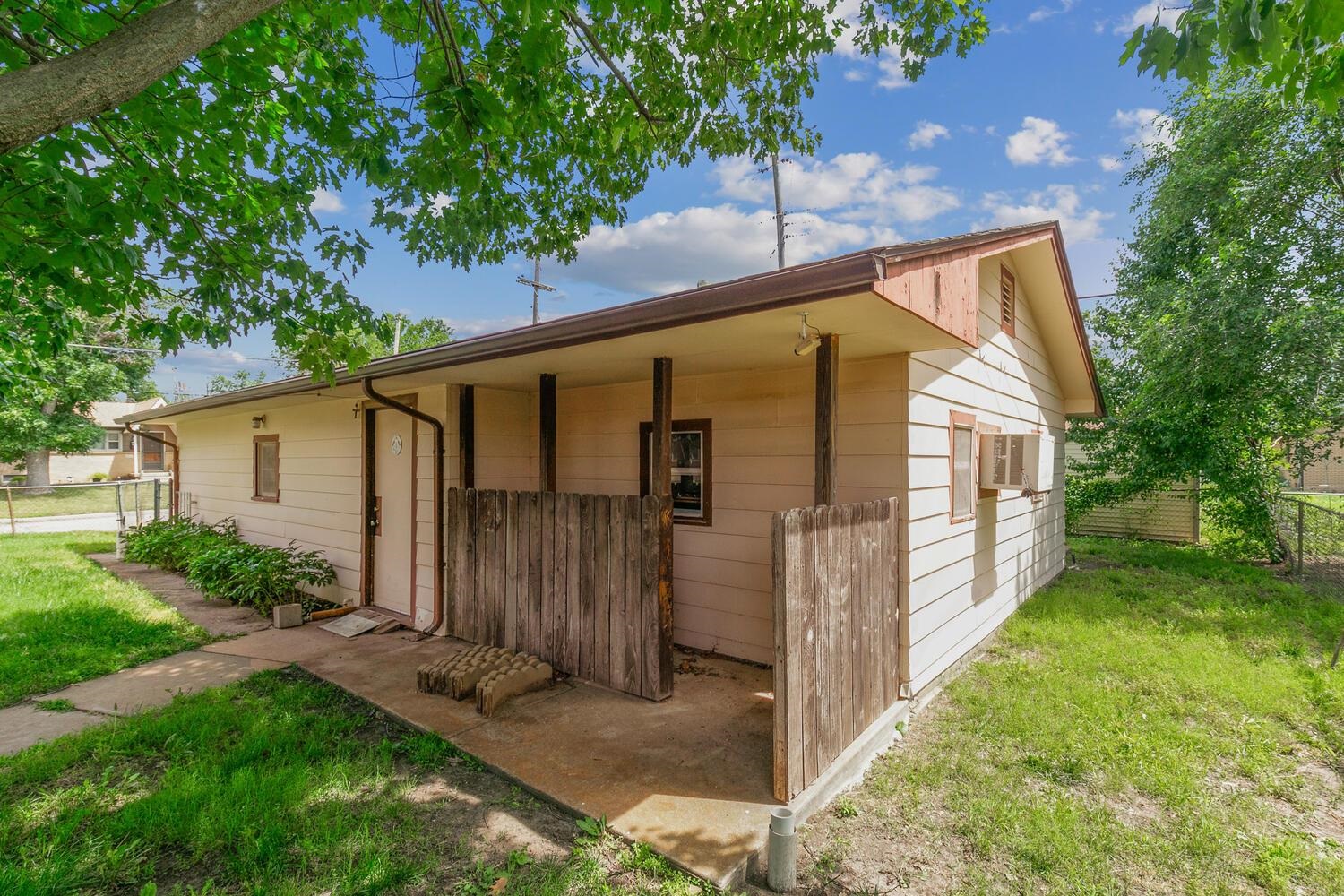 Wichita, Kansas 67213, United States, 3 Bedrooms Bedrooms, ,3 BathroomsBathrooms,Residential,Pending,55857